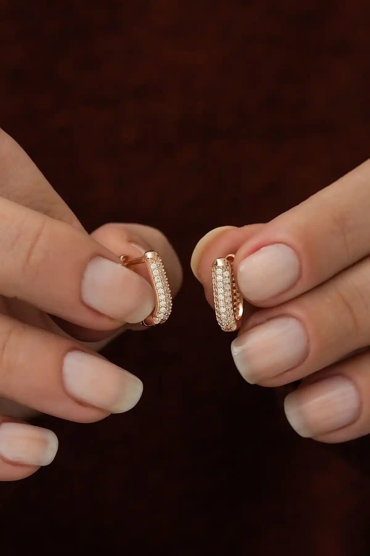 NEREZE Kadın 925 Ayar Gümüş U Şeklinde Zirkon Taşlı Küpe Modern ve Zarif Tasarım