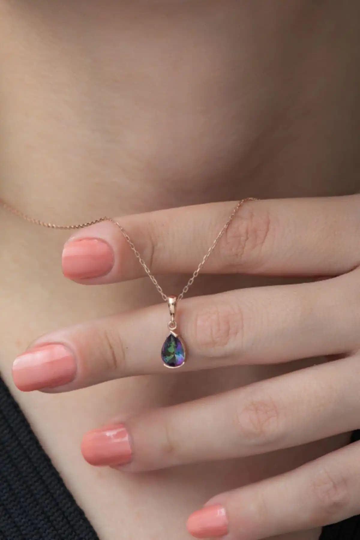 NEREZE Minimal Mistik Topaz Taşlı Damla Kolye Zarif ve Modern Tasarım