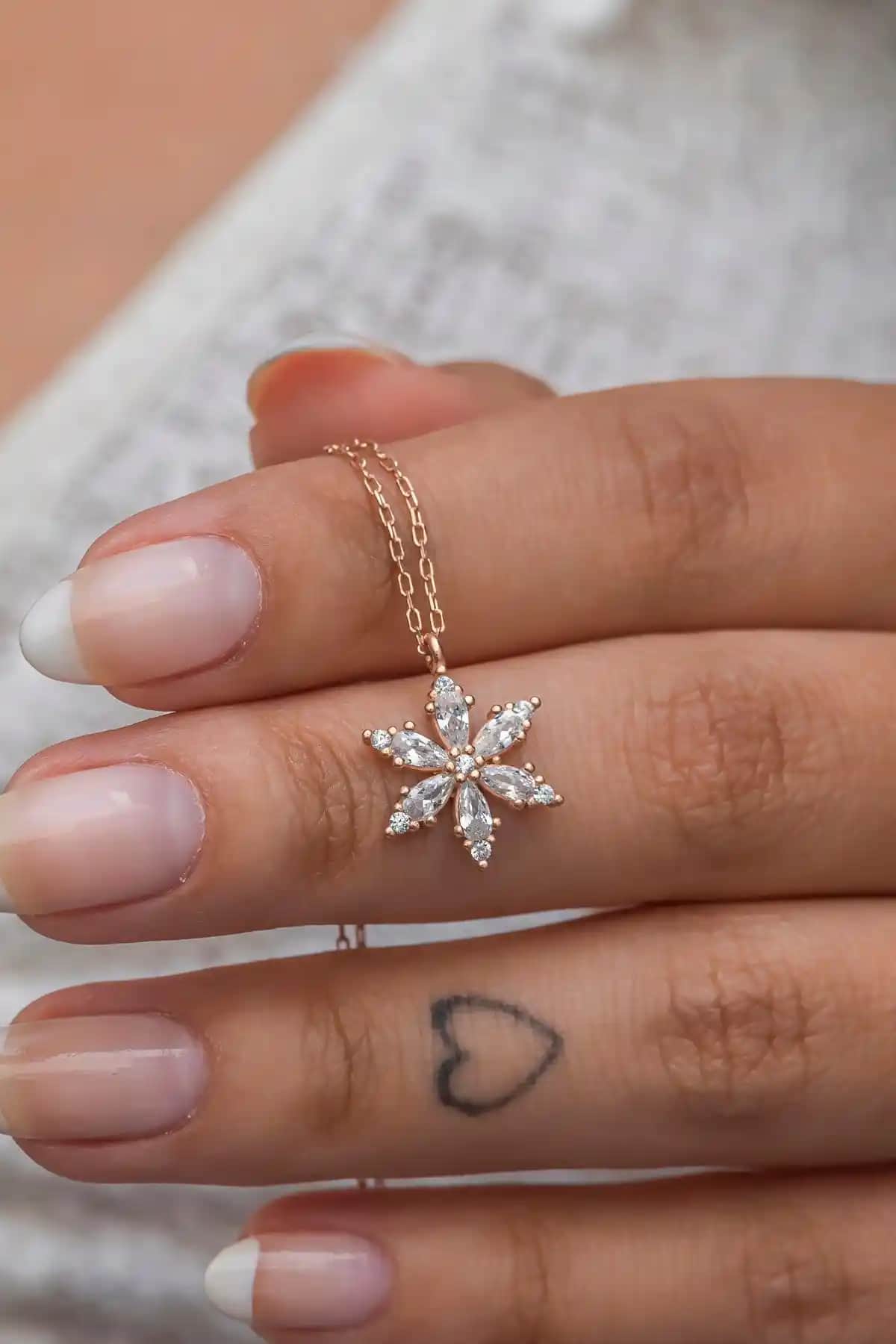 NEREZE ve Silvano Jewelry Gümüş Lotus Çiçeği Kolye Karşılaştırması