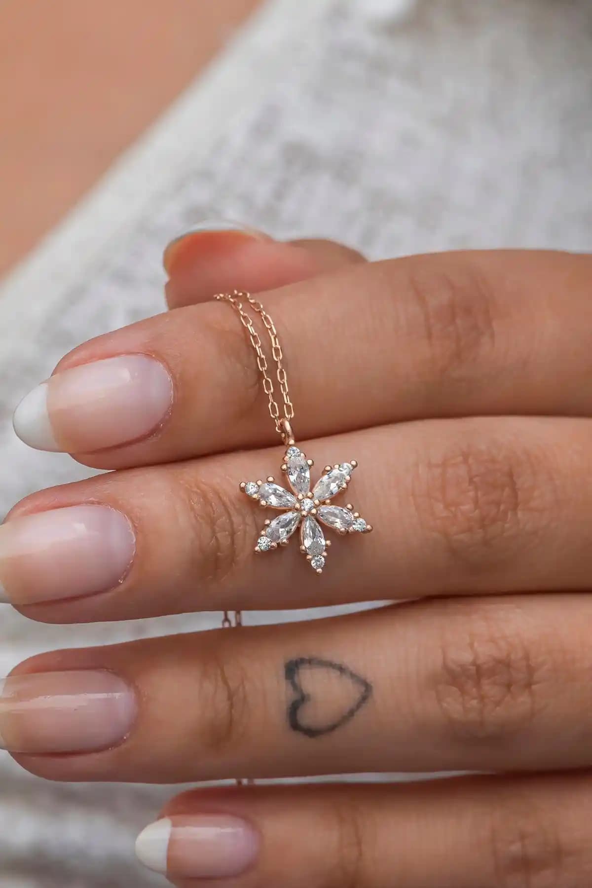 NEREZE ve Silvano Jewelry Gümüş Lotus Çiçeği Kolye Karşılaştırması