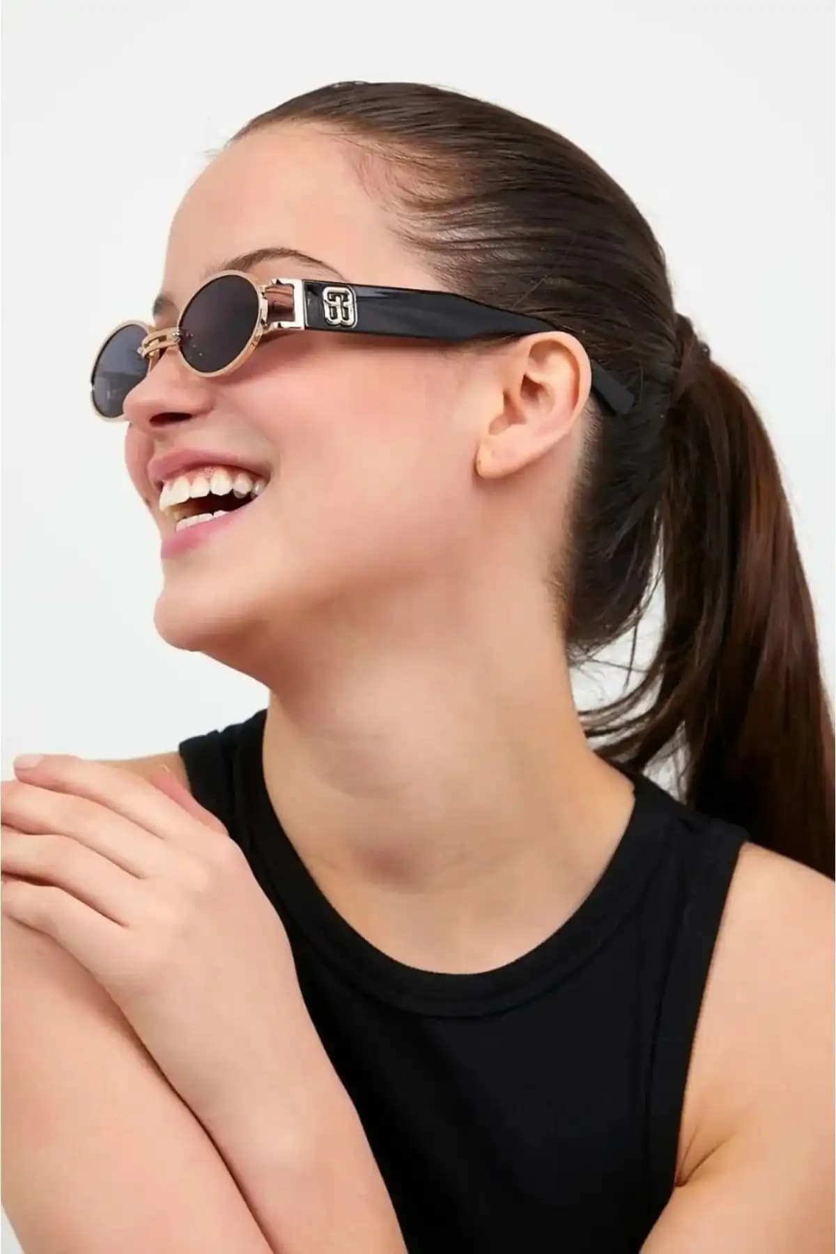 Nilu Moda Kadın Güneş Gözlüğü Şıklık ve Koruma Sunan Modern Tasarım