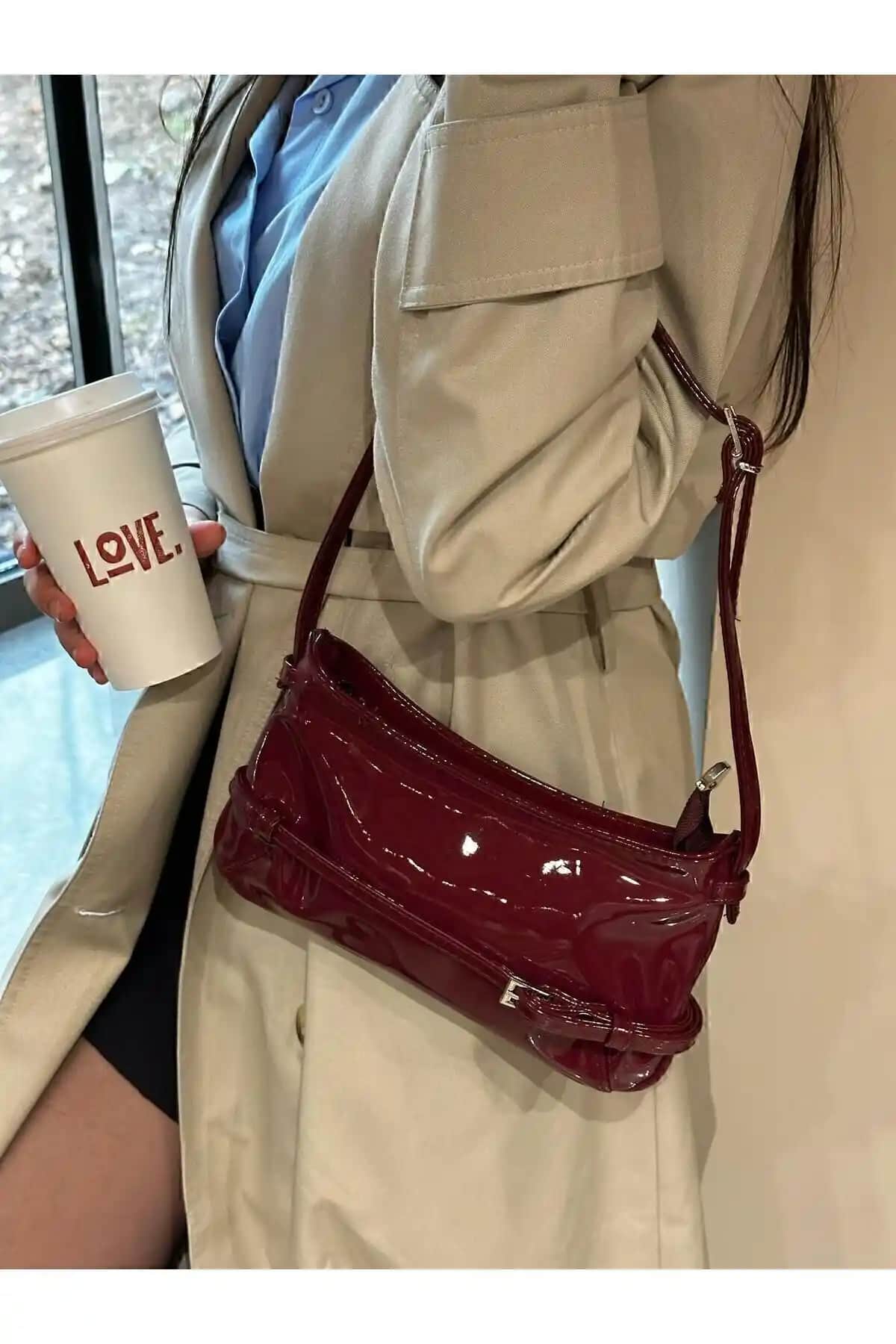 NİSSEA Kemer Detaylı Rugan Retro Bordo Çanta Günlük ve Özel Kullanımlar İçin Şık Tasarım