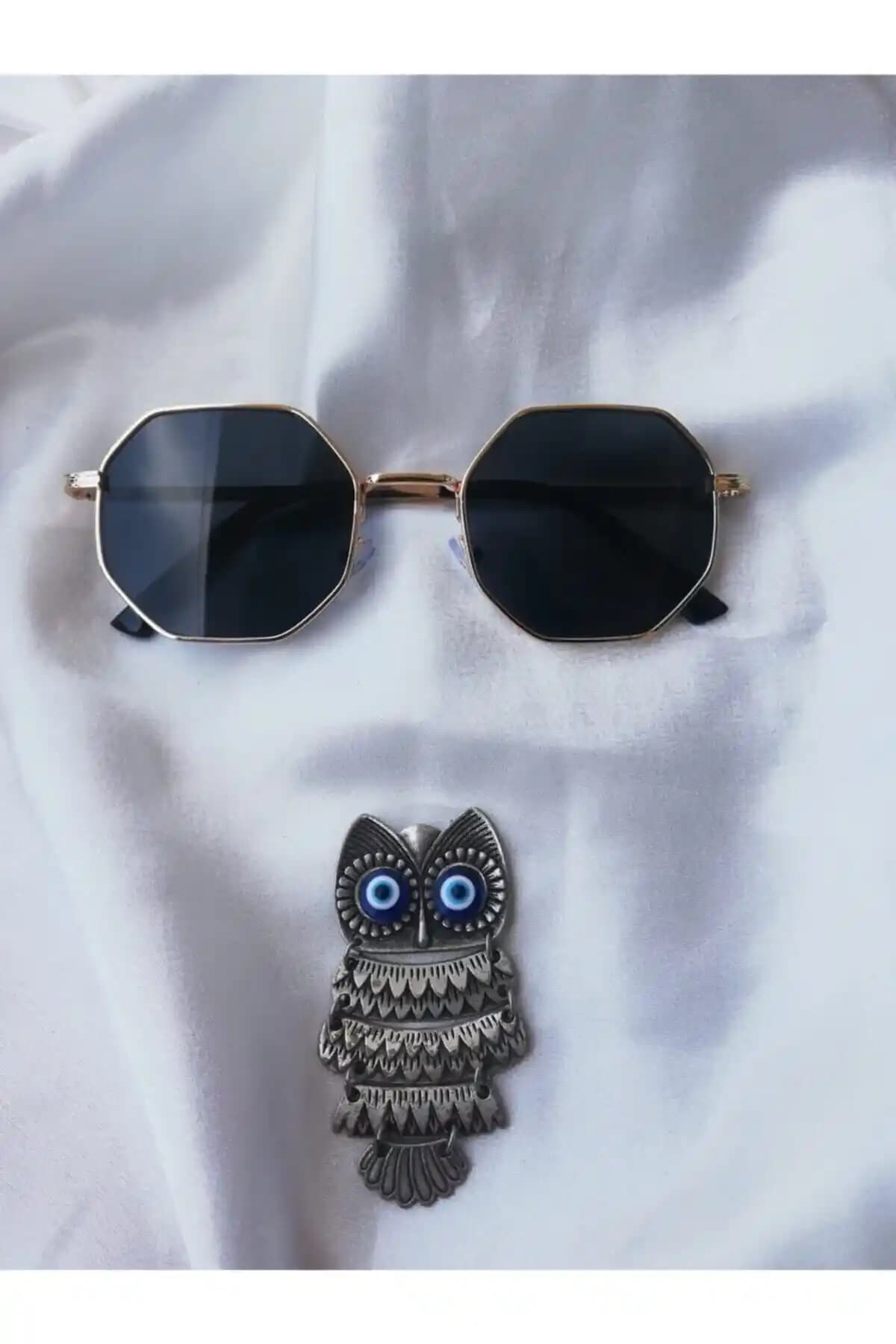 ONNObutik Unisex Altın Renk Geometrik Çerçeveli Siyah Güneş Gözlüğü Modern ve Şık Tasarım