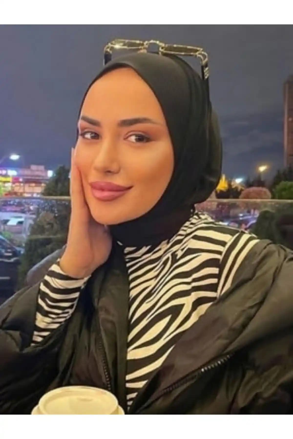 Organik Şal ve Bone Modeli Siyah Renkli Modern Tesettür Aksesuarı