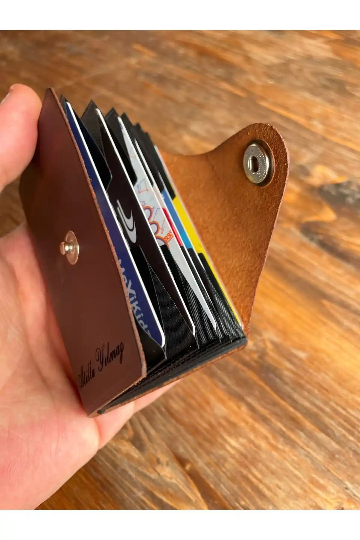 OverCraft Hakiki Deri Unisex Akordiyon Kartlık: Şık ve Fonksiyonel Tasarım