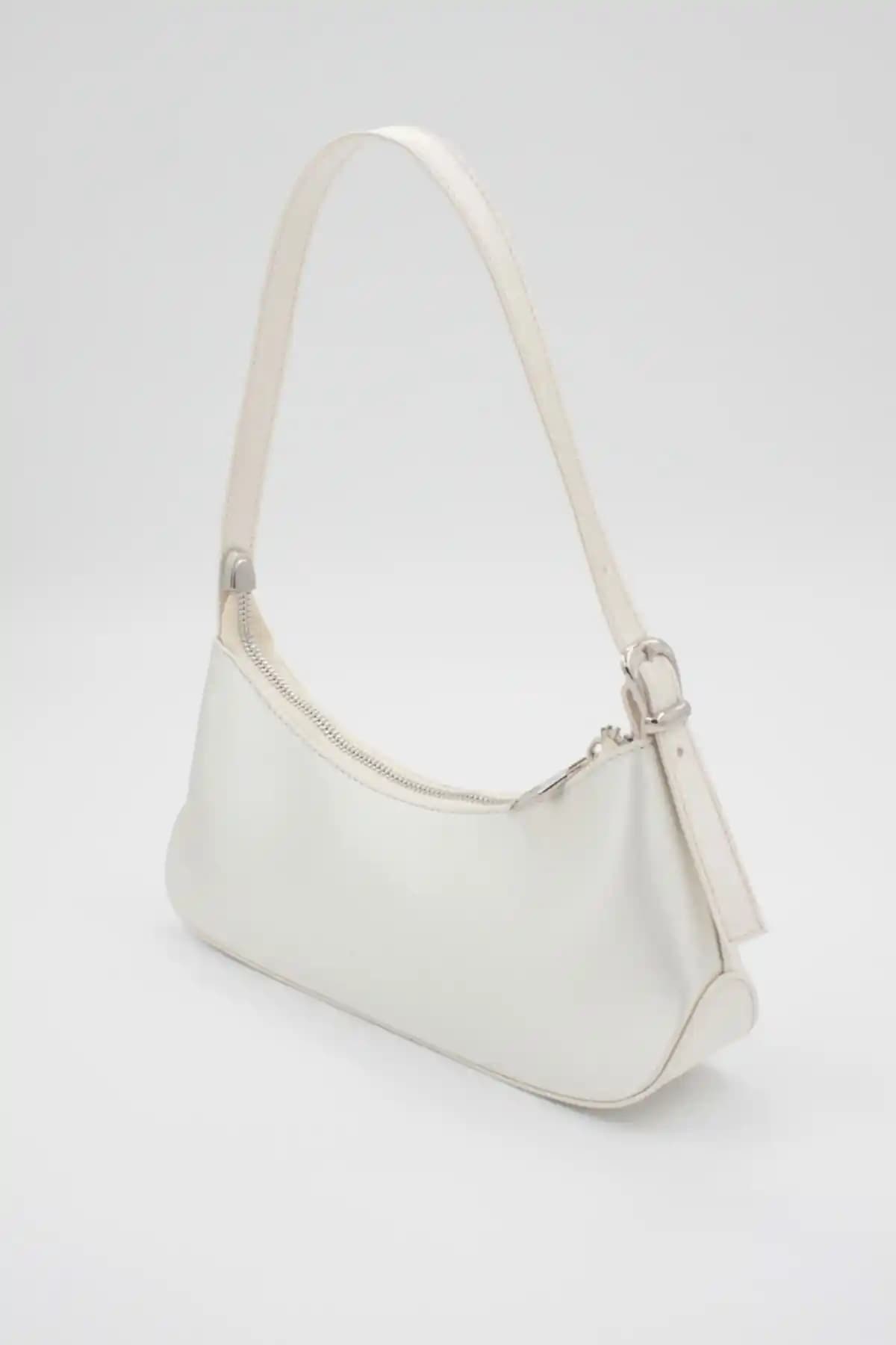 Paksoy Kadın Krem Saten Baget Çanta Kç-203 Şık ve Kullanışlı Tasarım Özellikleri