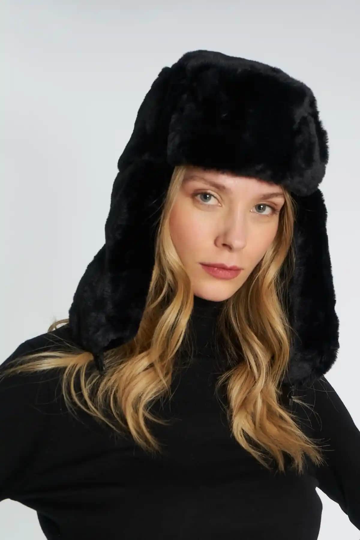 Peluş Şapkalar Karşılaştırması: Axesoire ve Luminos Butik Modelleri