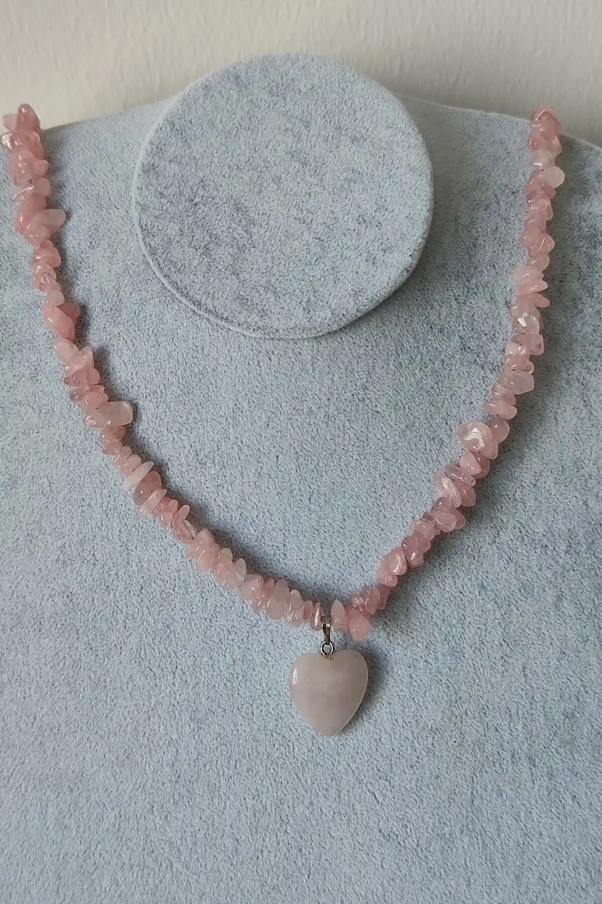 Pembe Kuvars Kolye Karşılaştırması: Badeaccessories ve Sweet Modellerinin Özellikleri