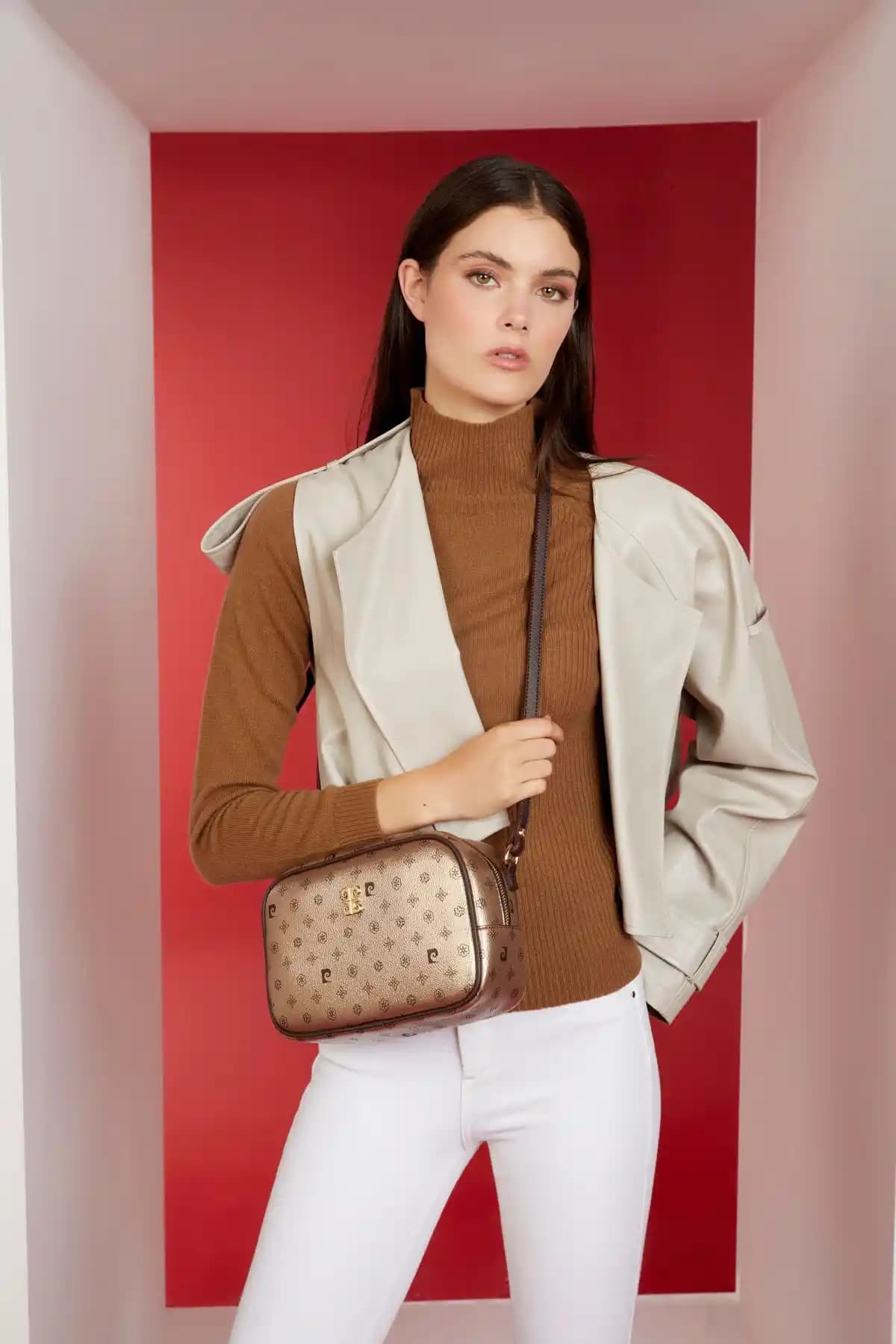 Pierre Cardin Altın Monogram Kadın Omuz Çantası Şık ve Fonksiyonel Tasarım Özellikleri