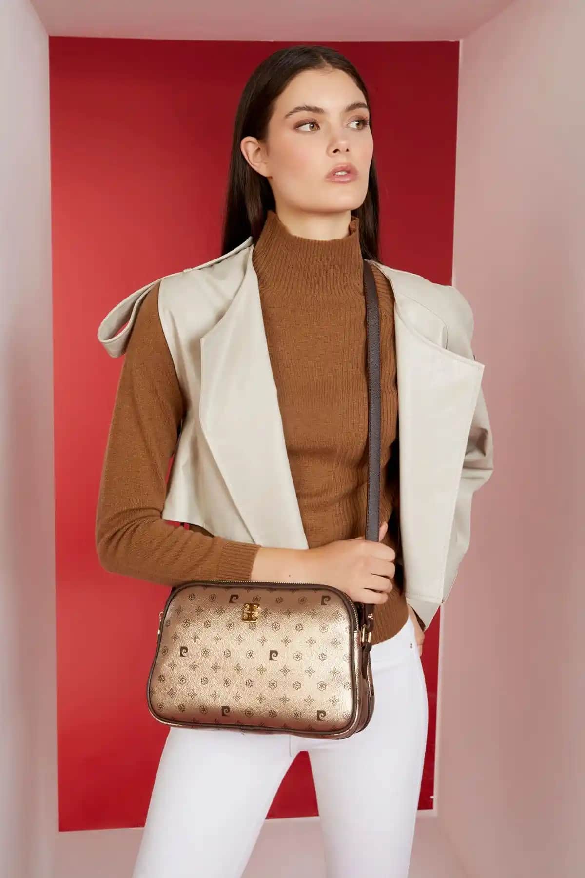 Pierre Cardin Altın Monogram Kadın Omuz Çantası: Şıklık ve Fonksiyonellik Bir Arada