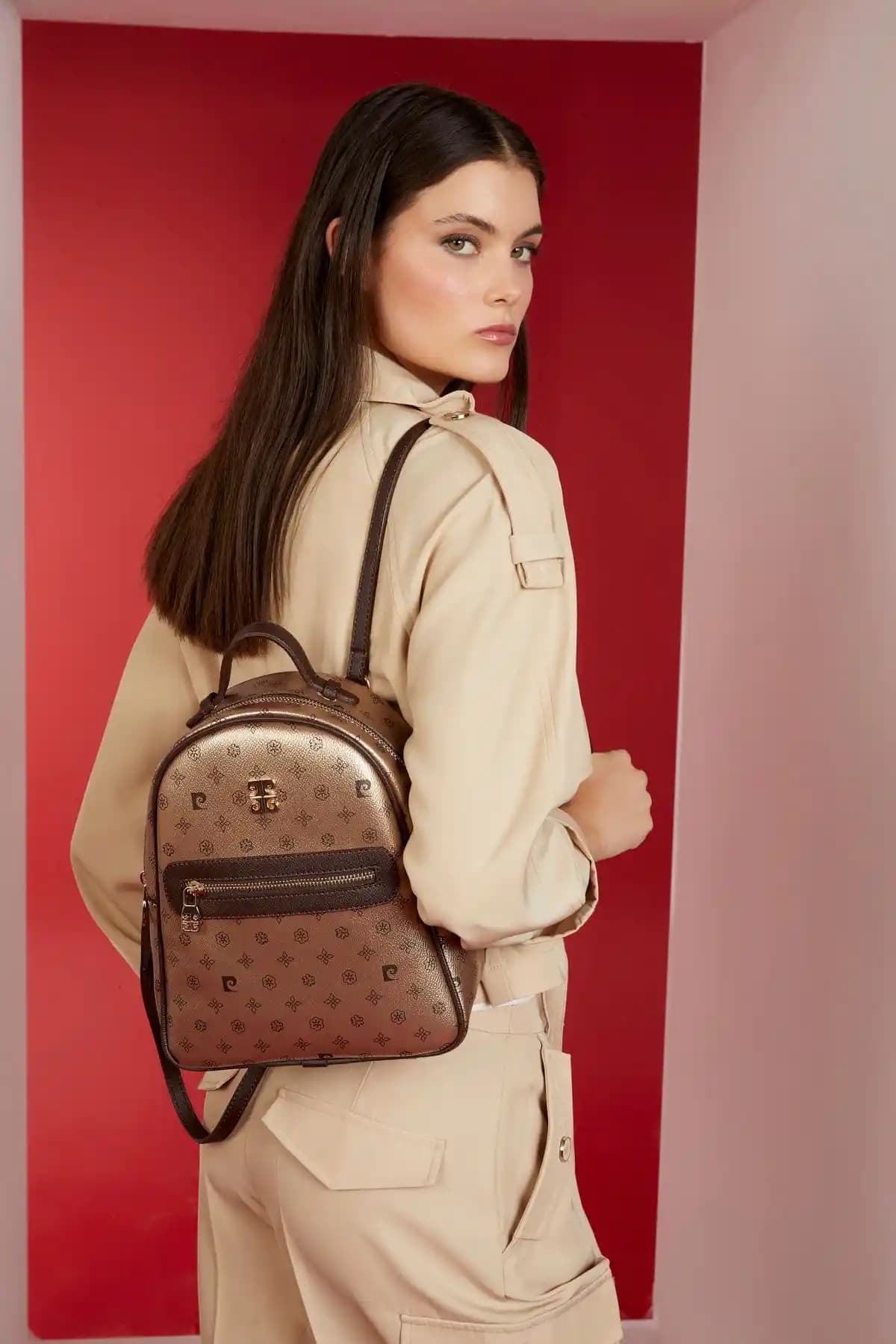 Pierre Cardin Altın Monogram Kadın Sırt Çantası Şık ve Fonksiyonel Tasarım Özellikleri