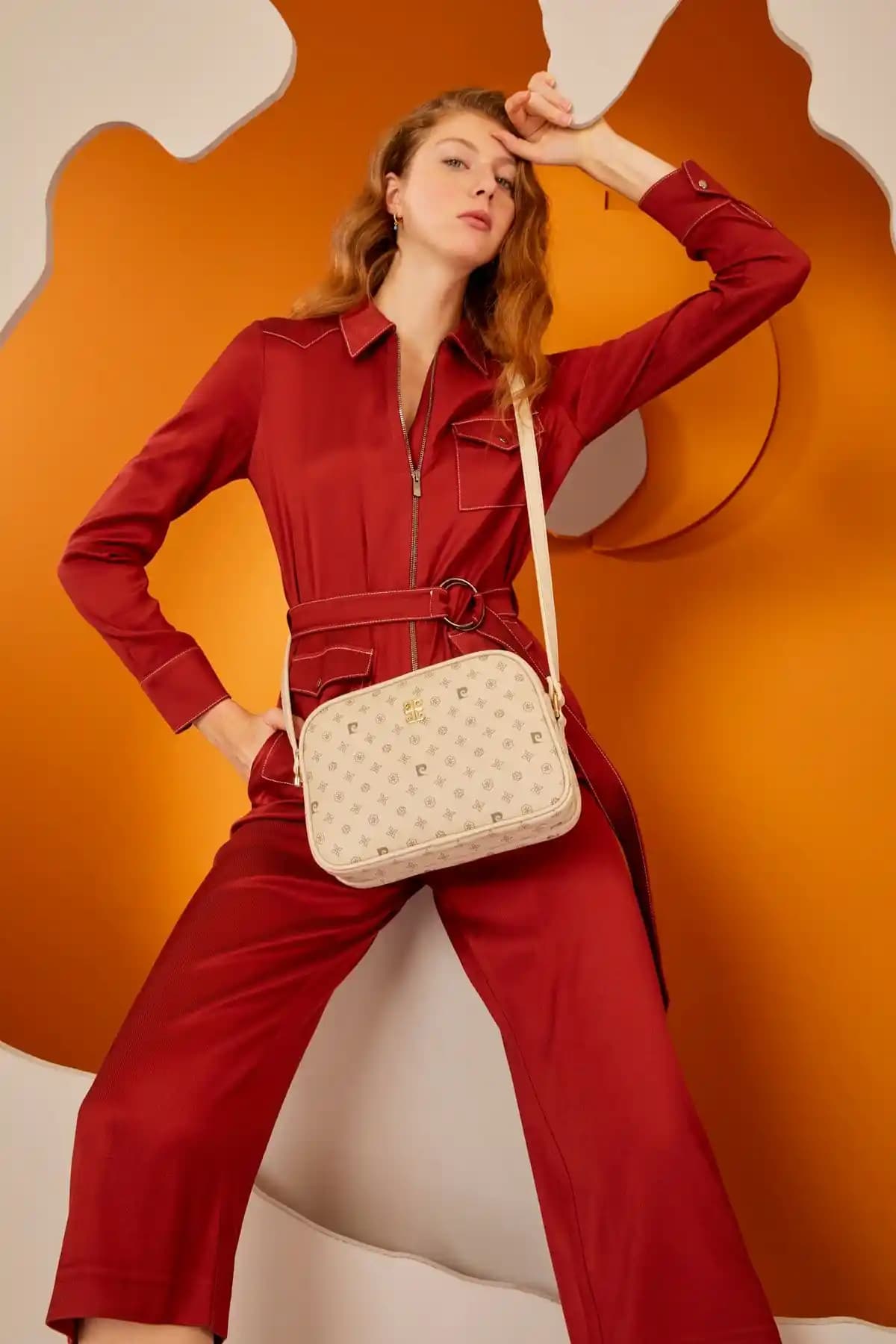 Pierre Cardin Bej Monogram Kadın Omuz Çantası Günlük Şıklık ve Fonksiyonelliği Bir Arada