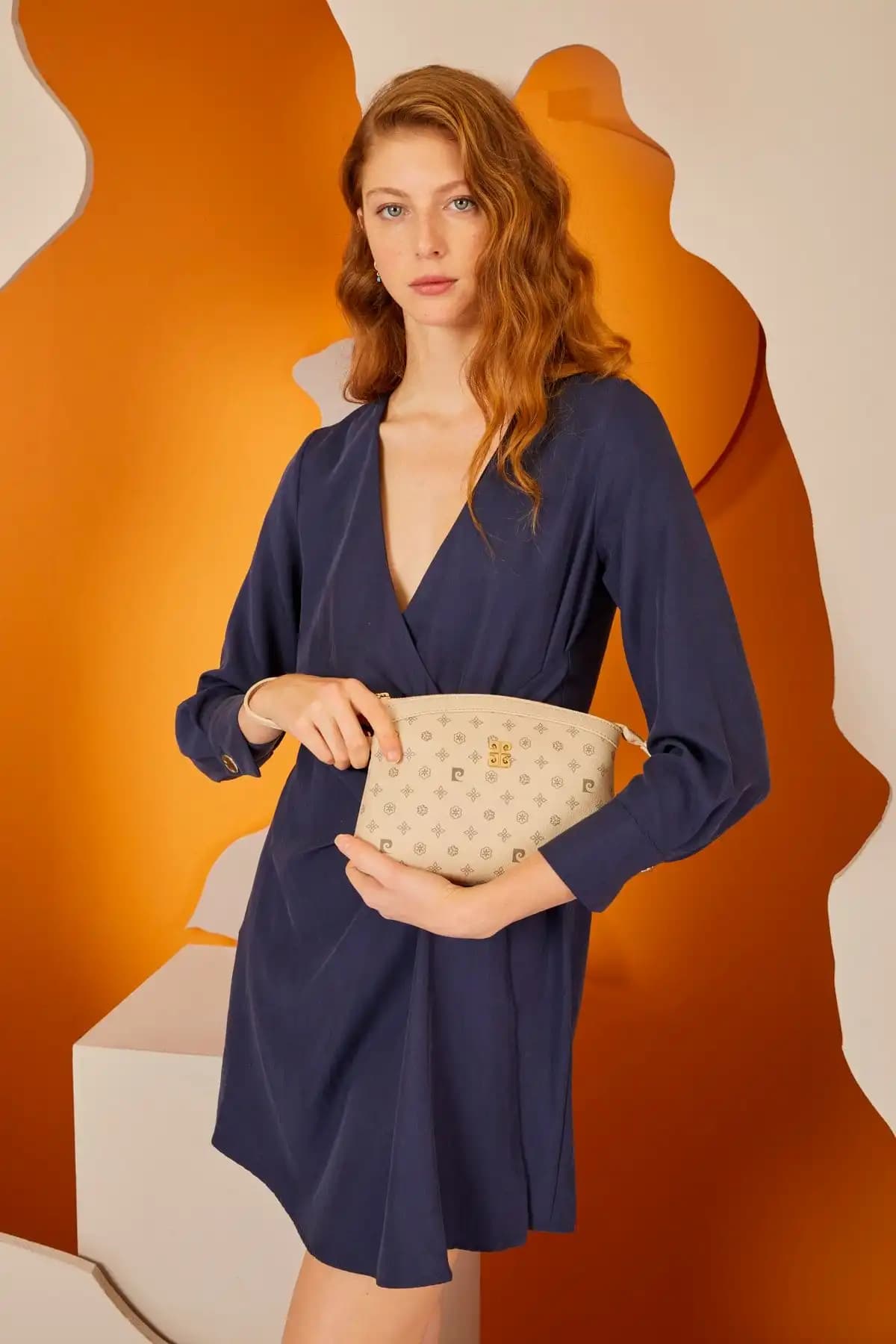 Pierre Cardin Bej Monogram Kadın Portföy ve Clutch Çanta Şıklık ve Fonksiyonelliğin Buluşması
