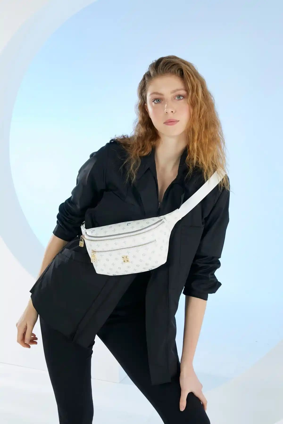 Pierre Cardin Kadın Bel Çantası Karşılaştırması: Beyaz Monogram ve Gri Jakarlı Modeller