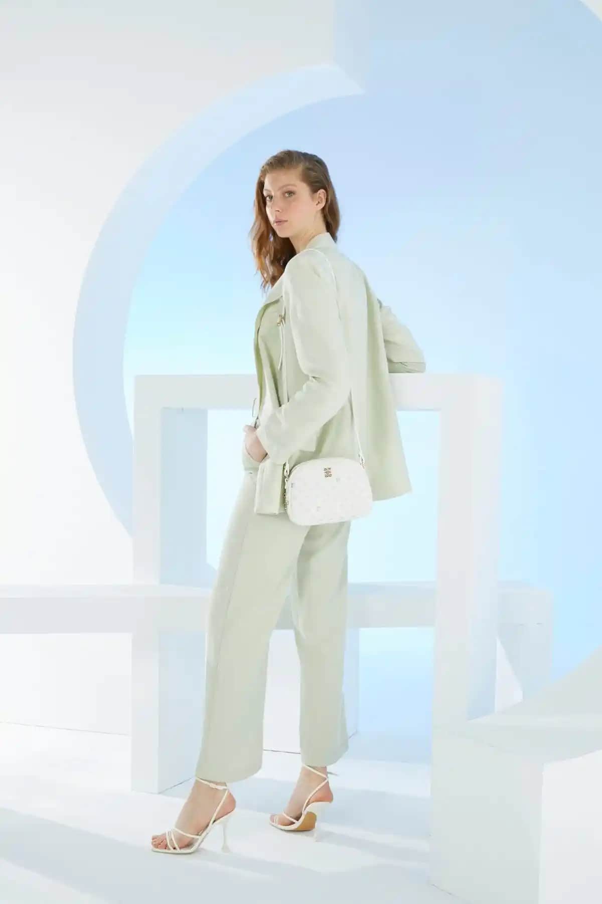 Pierre Cardin Kadın Monogram Çantaları Karşılaştırması: Beyaz ve Siyah Modellerin Özellikleri