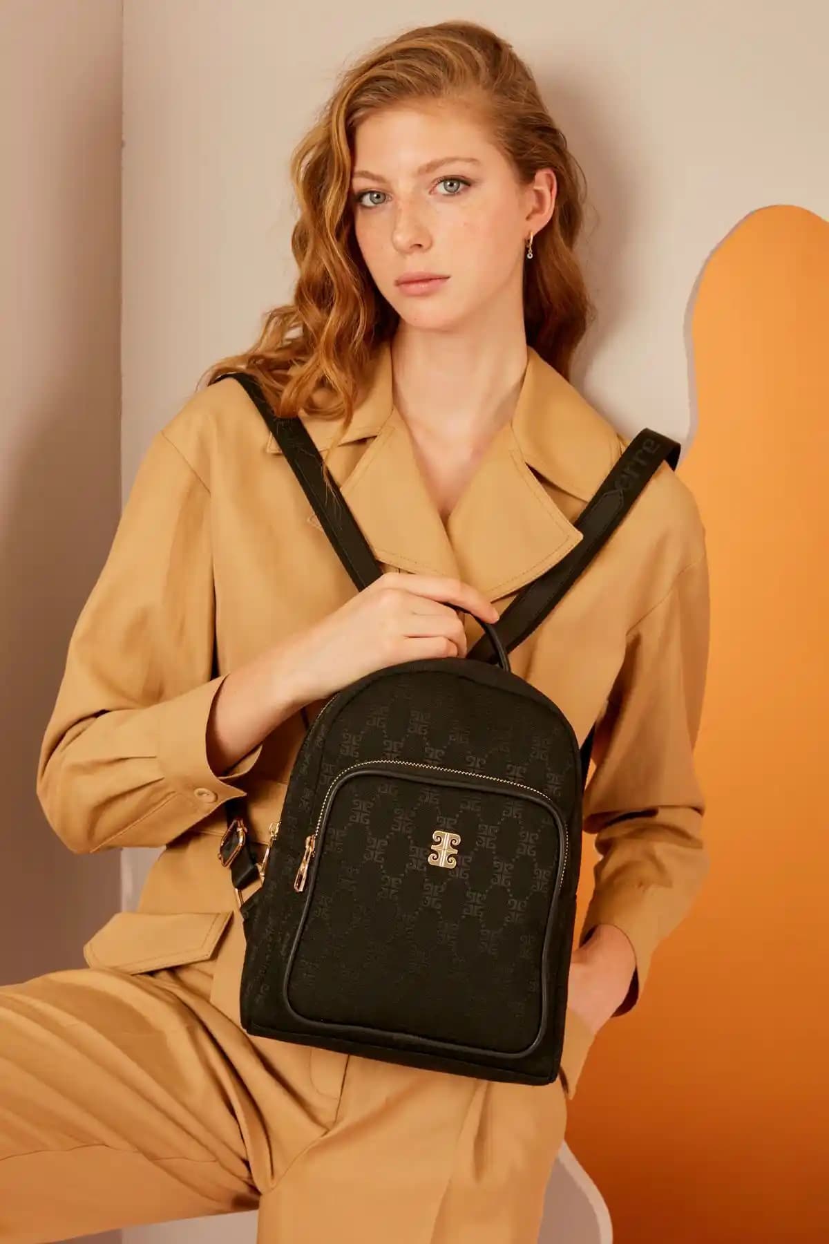 Pierre Cardin Kadın Sırt Çantaları Karşılaştırması: Siyah ve Vizon Modellerinin Özellikleri