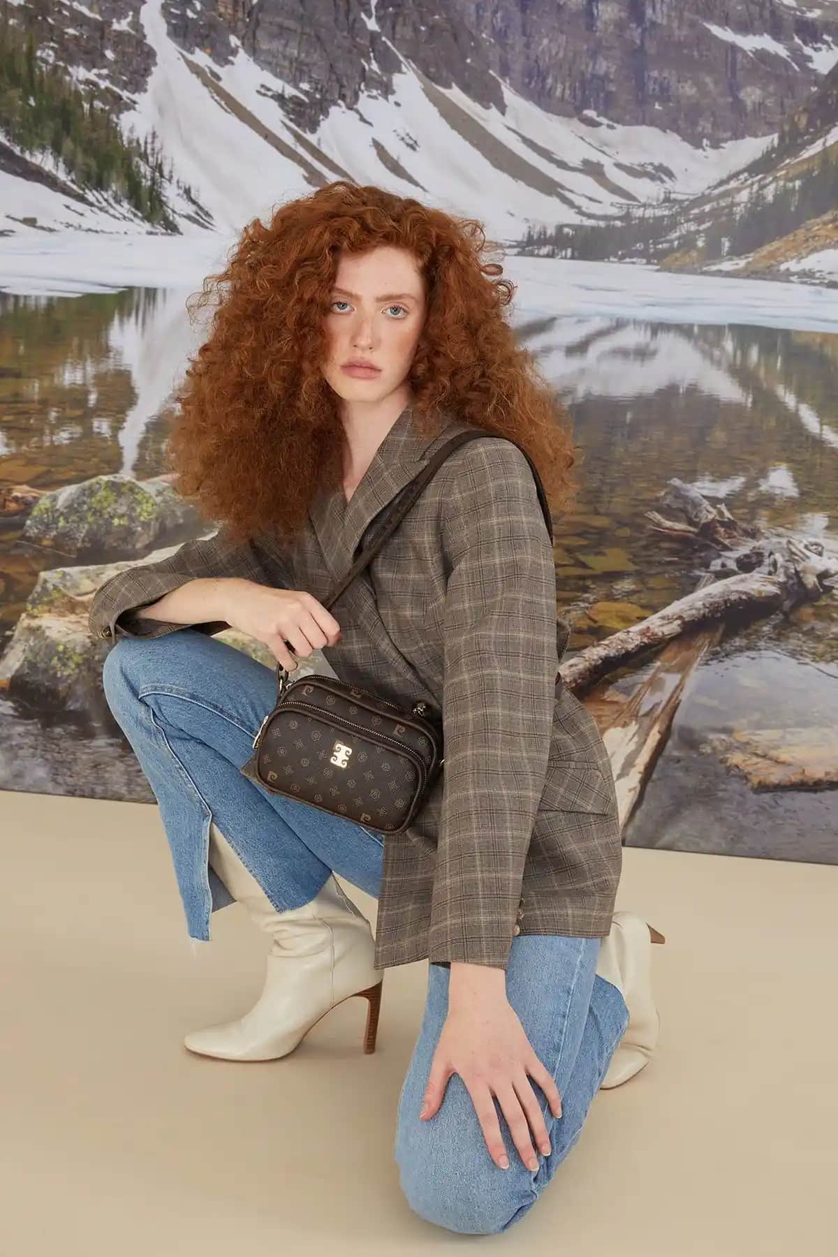 Pierre Cardin Kahve Monogram Kadın Omuz Çantası: Şıklık ve İşlevselliğin Buluşması