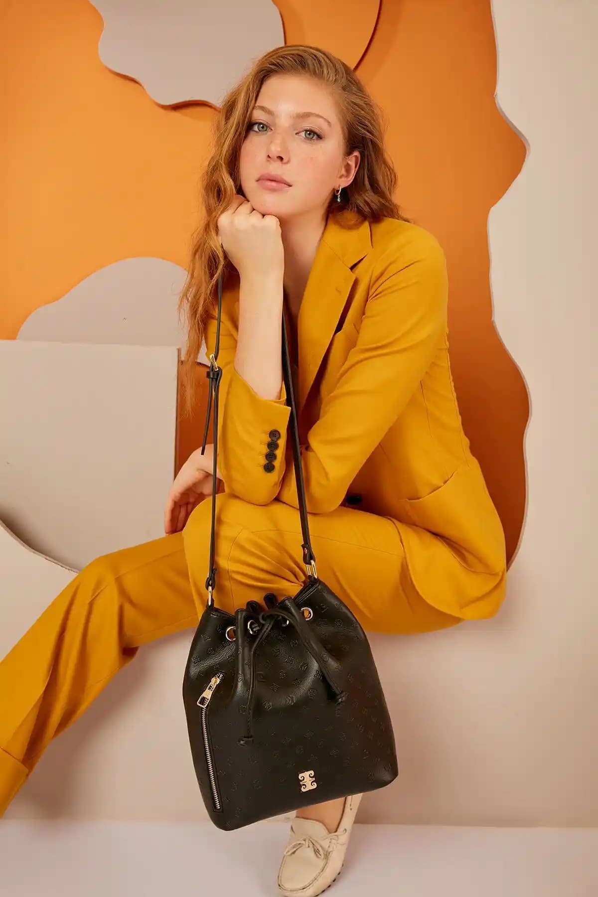 Pierre Cardin Siyah Floater ve Monogram Kadın Omuz Çantaları Karşılaştırması