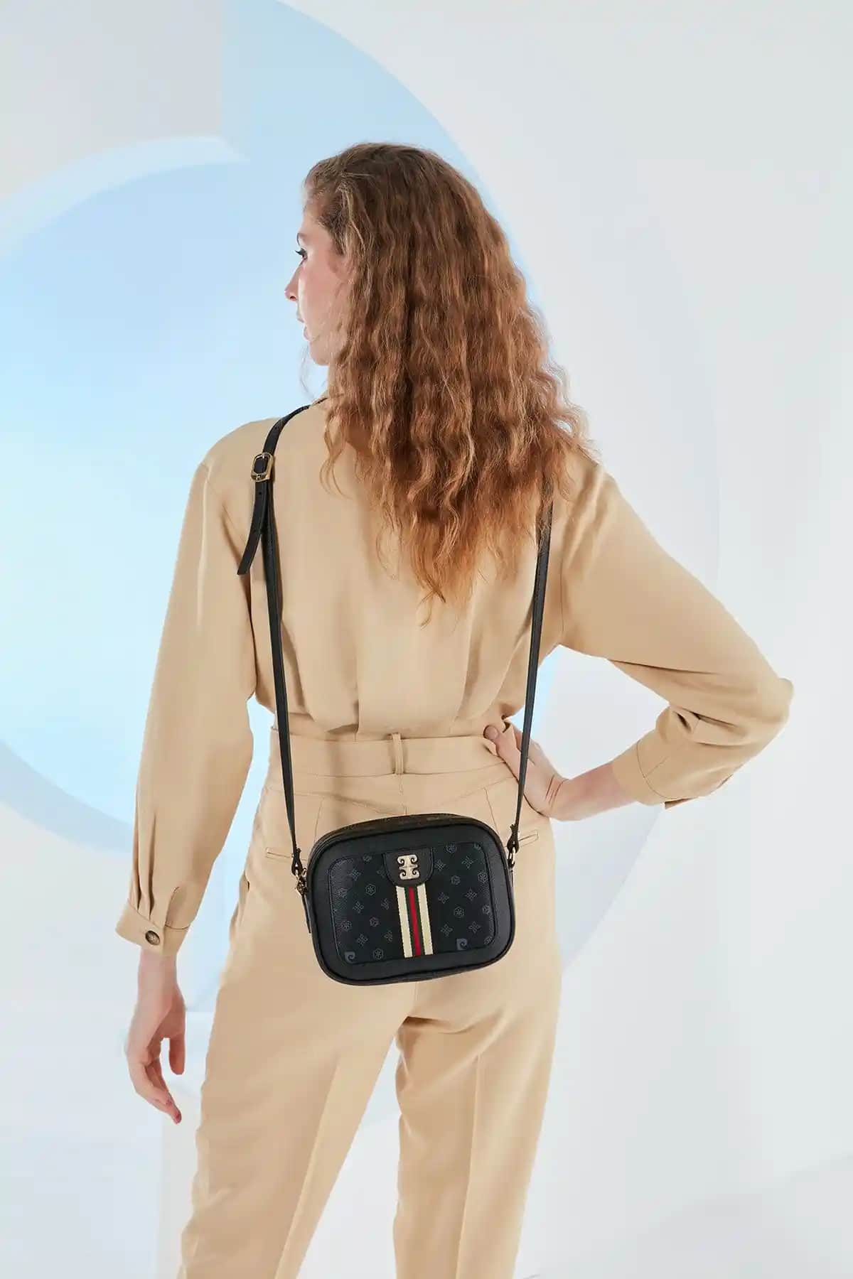 Pierre Cardin Siyah Monogram Kadın Omuz Çantası Şıklık ve Fonksiyonelliği Bir Arada