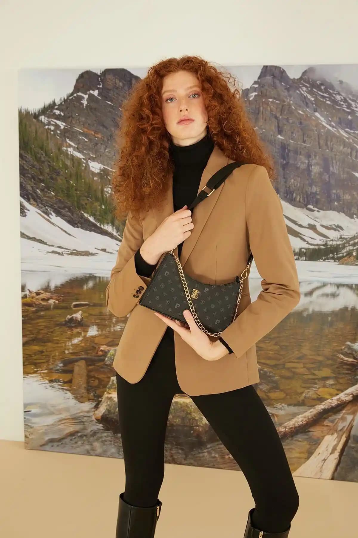 Pierre Cardin Siyah Monogram Kadın Omuz Çantası: Şıklık ve Fonksiyonelliğin Buluşması