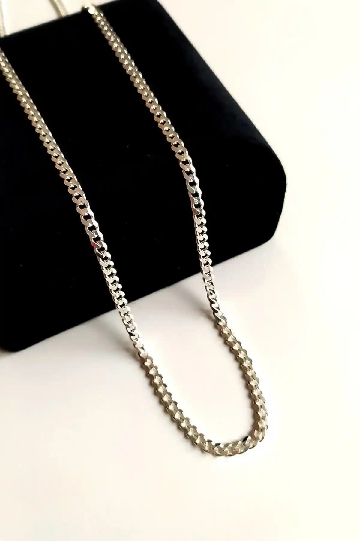 Piraye 925 Ayar Gümüş Gurmet Zincir Şıklık ve Dayanıklılık Sunar