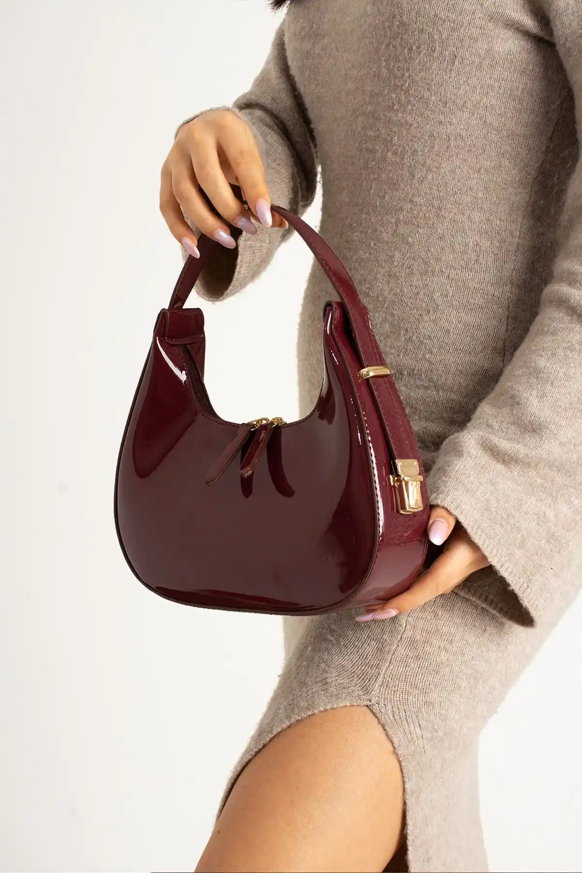 Reddington Kadın Rugan Deri Baget Cherry Çanta Modern Tasarım ve Kullanım Kolaylığıyla Öne Çıkıyor