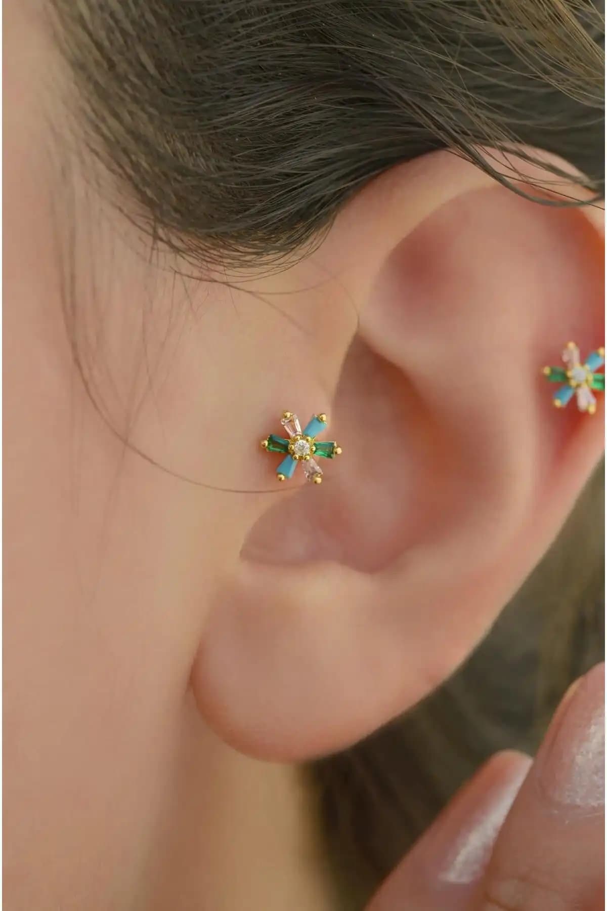 Renkli Çiçek Motifli Tragus ve Helix Piercing Takıları Kaliteli ve Dayanıklı Tasarım