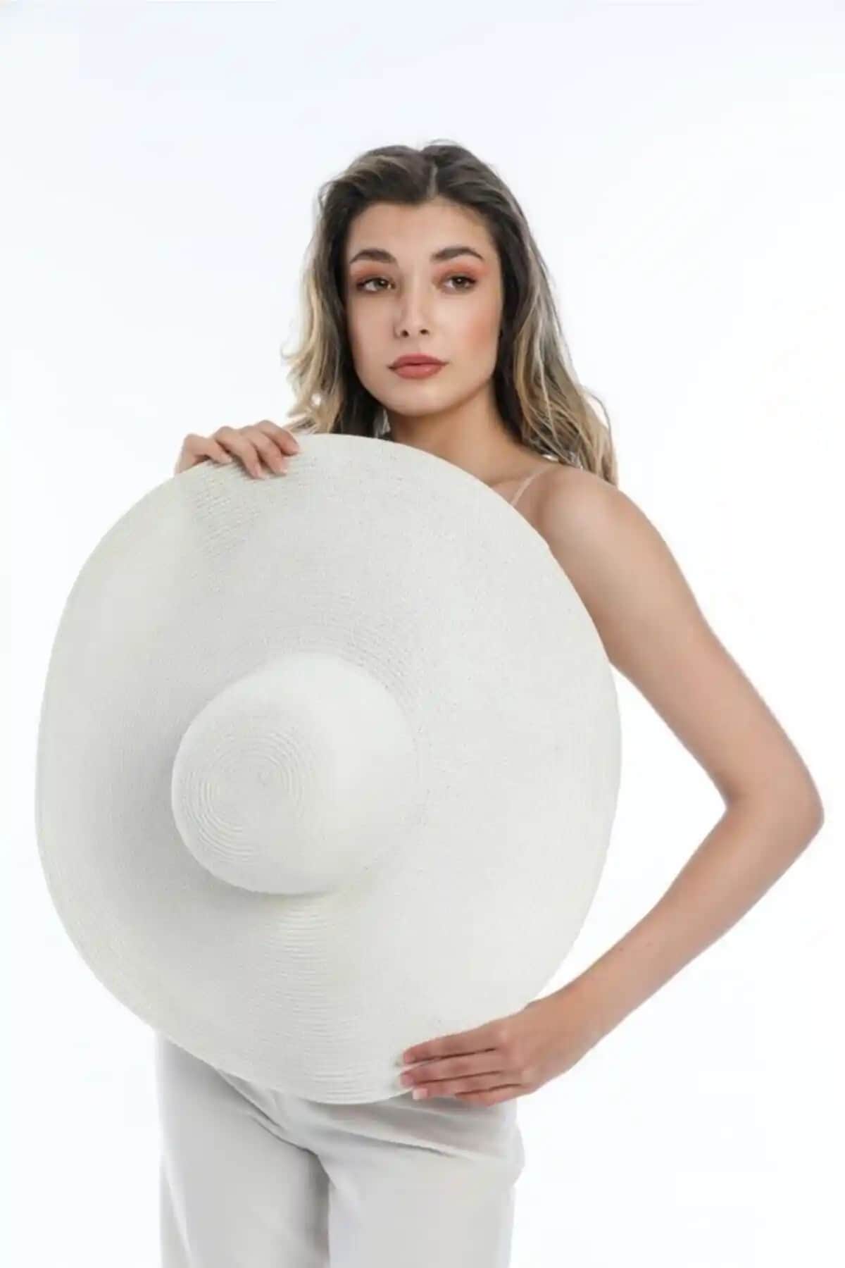 REVA Geniş Kenarlı Beyaz Hasır Şapka: Modern Tasarım ve Güneş Koruma Özelliği