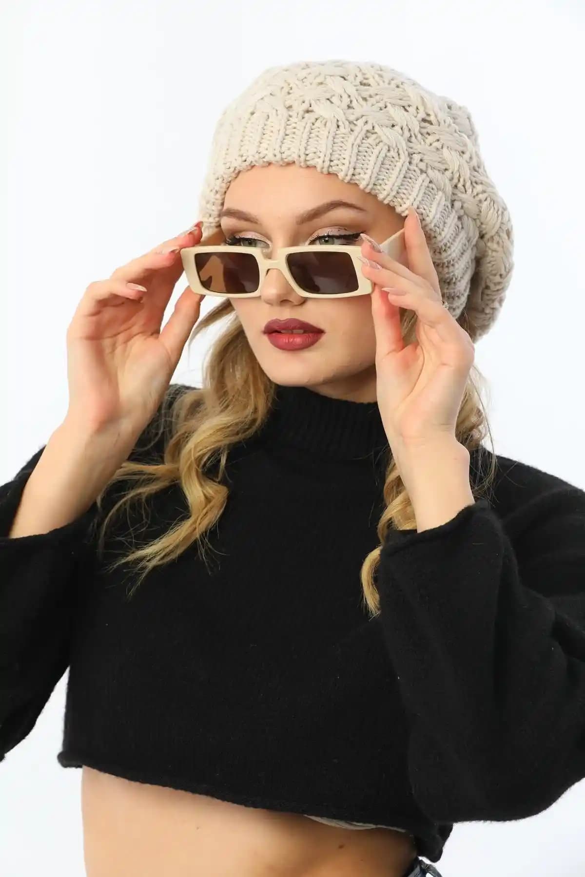 Ritagarcia Çift Kat Taş Kadın Ressam Bere: Şık ve Sıcacık Kış Aksesuarı