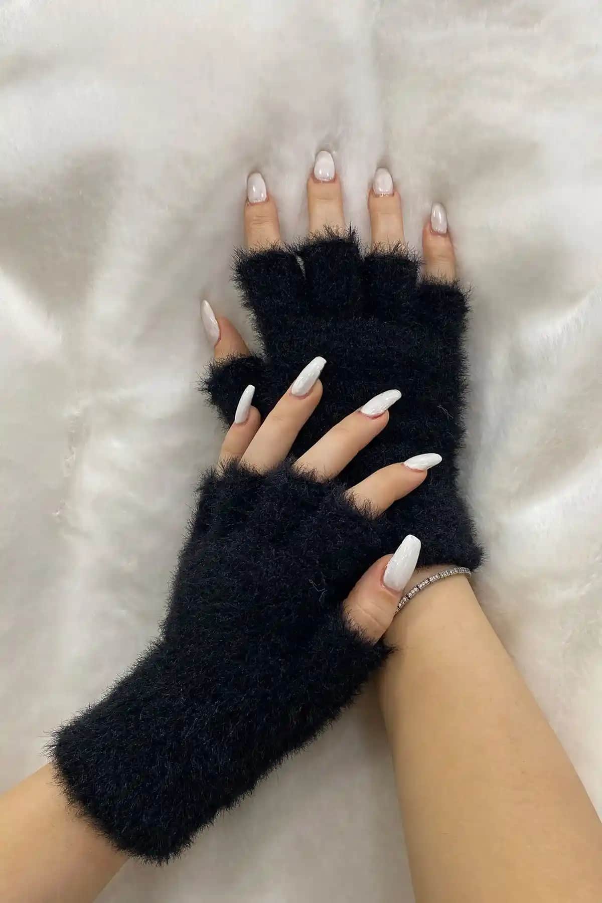 Ritagarcia Peluş Kesik Parmak Eldiven: Şıklık ve Konfor Sunan Kış Aksesuarı
