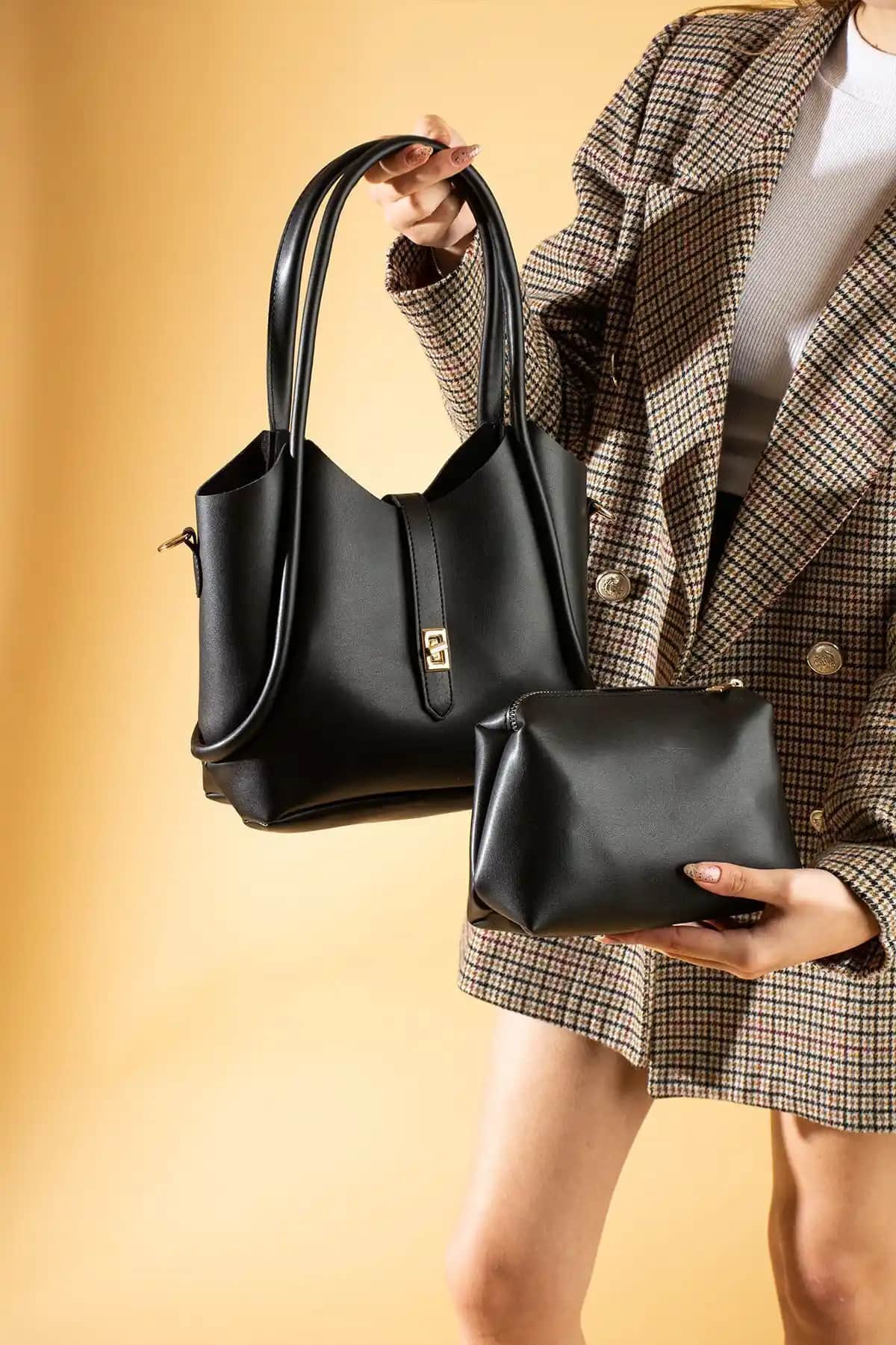 Rosmod Kadın Siyah Fermuarlı Askılı Çanta Günlük Şıklık ve Fonksiyonellik Sunar