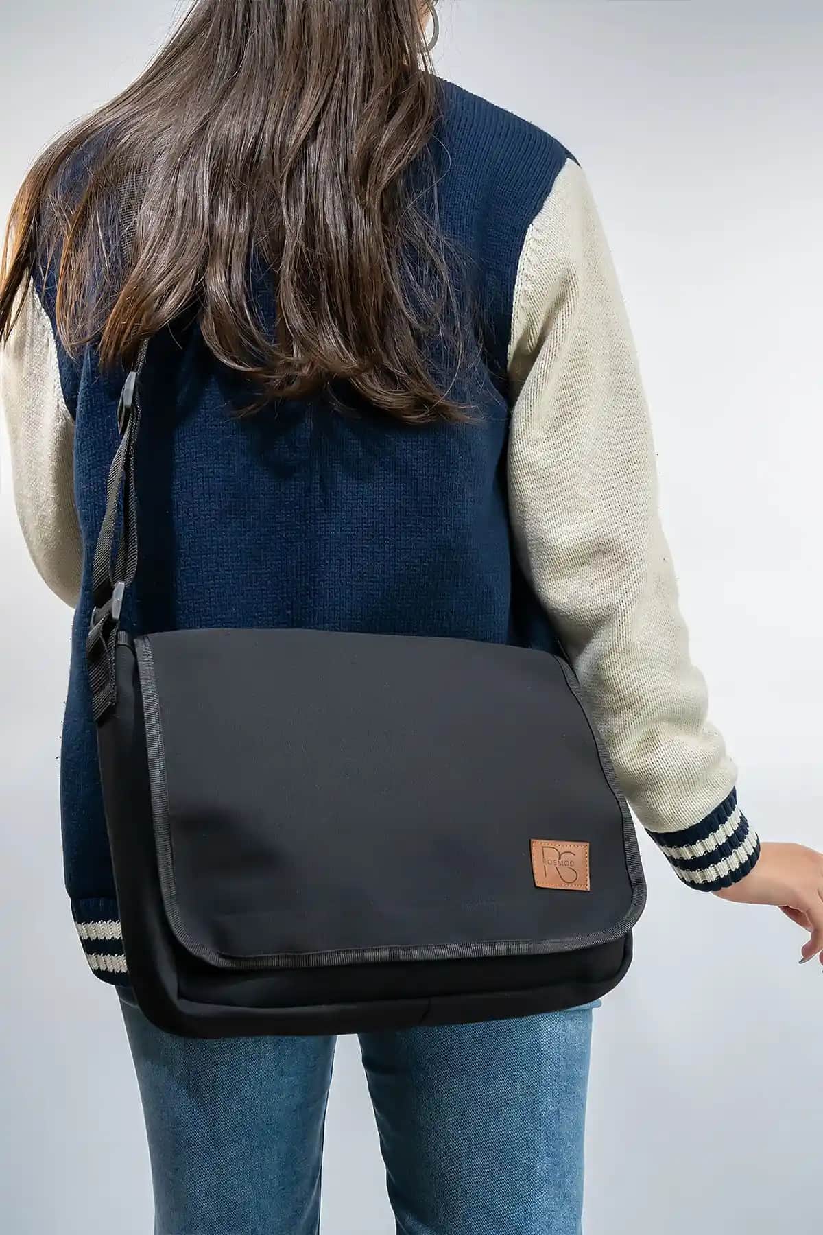 Rosmod Siyah Unisex Postacı Çantası Geniş Bölmeli ve Dayanıklı Tasarım