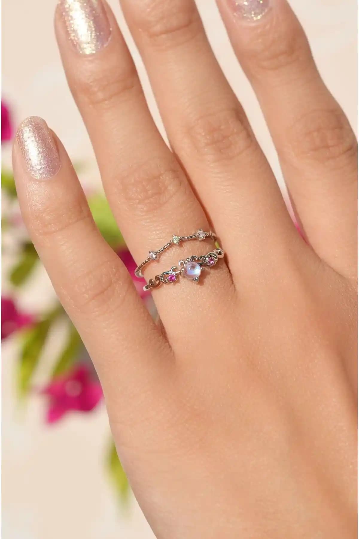 Sacce Güç Renkli Yüzükler Karşılaştırması: Çiçek ve Kelebek Tasarımları Analizi