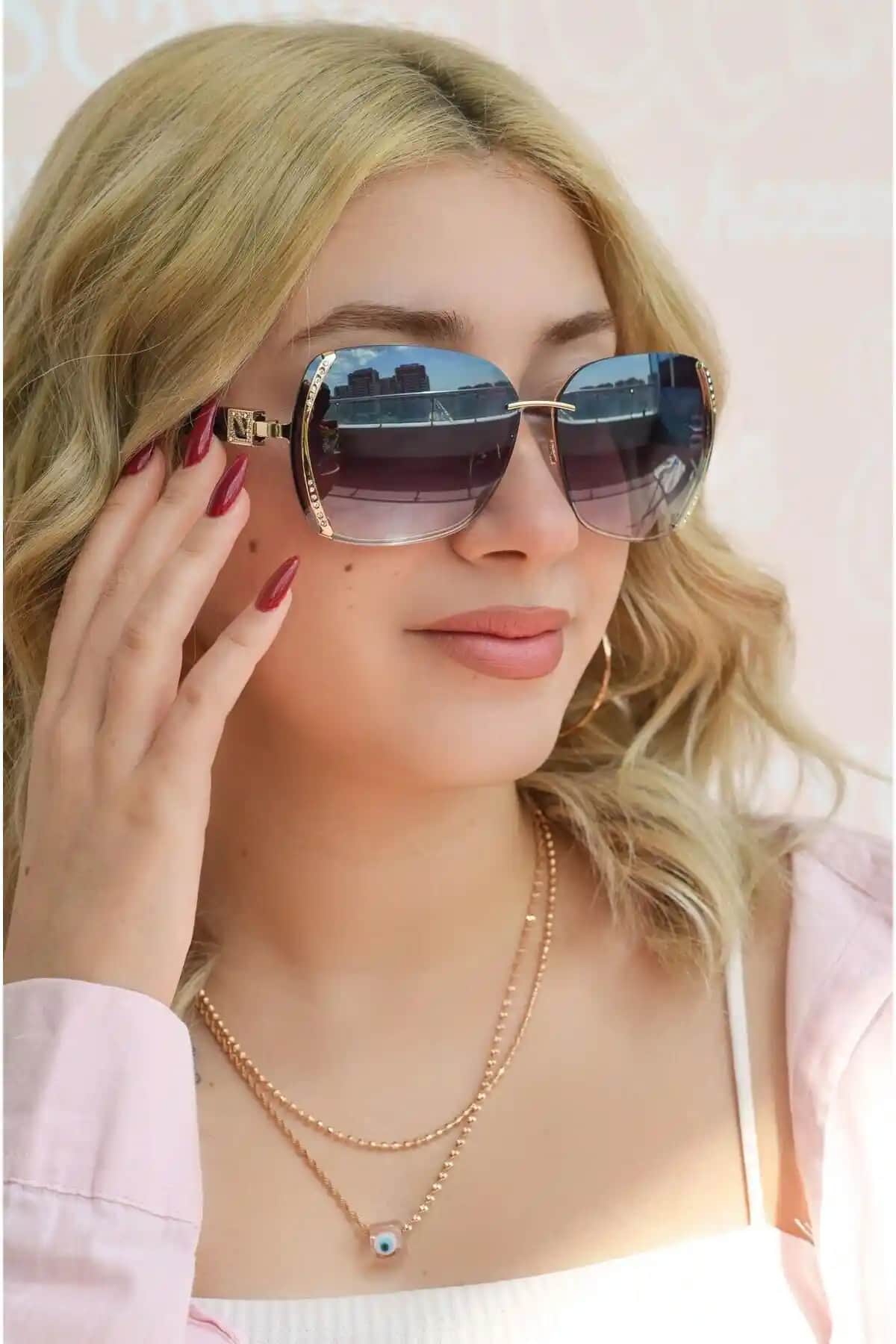 Sacce Scarves & Accessories Taşlı Güneş Gözlüğü Modern ve Şık Tasarımıyla Öne Çıkıyor