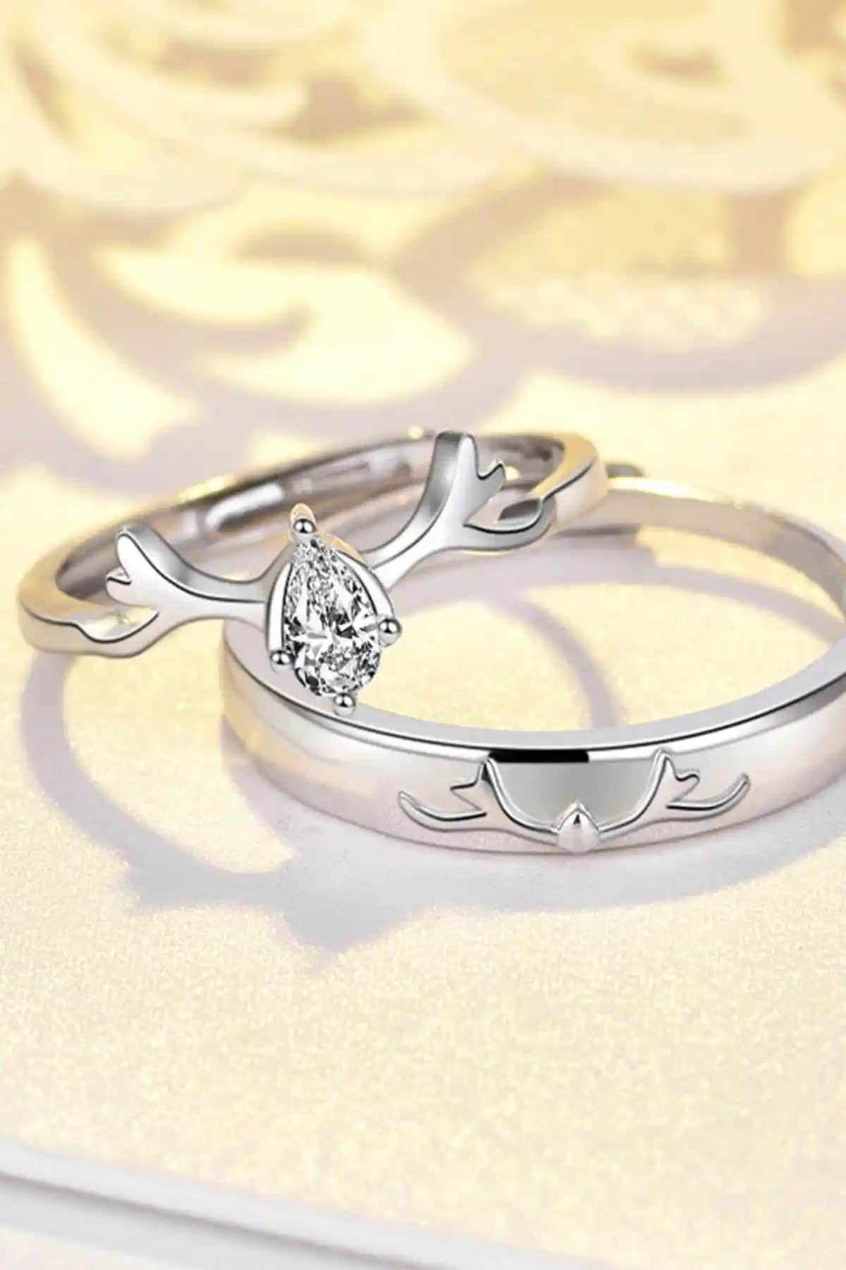 Sahira Jewelry Geyik Motifli Beyaz Zirkon Taşlı Çift Alyans Yüzük: Modern ve Zarif Tasarım
