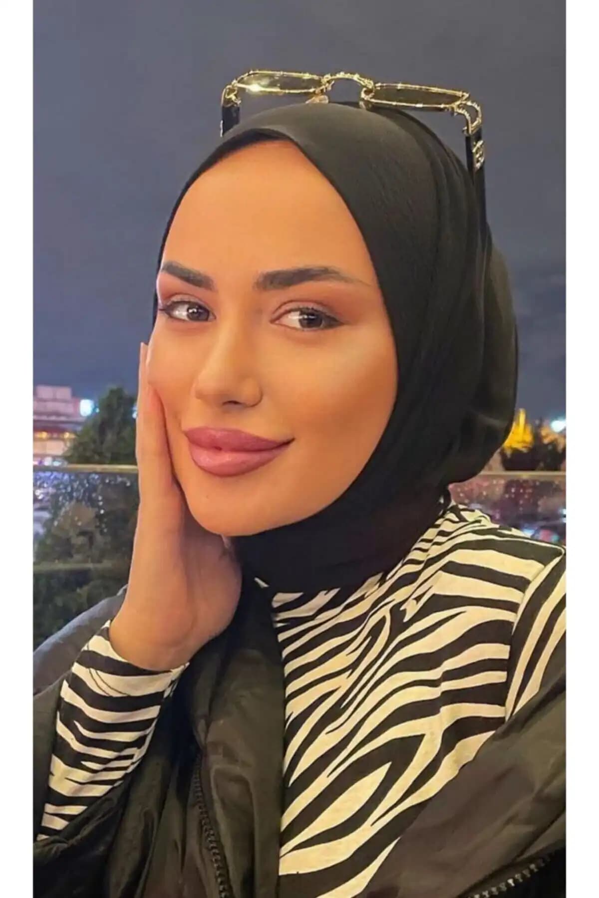 Şal Karşılaştırması: My Scarf Çıtçıtlı Hijab Bone ve OykumBone Düz Mizah Sandy Şal 1