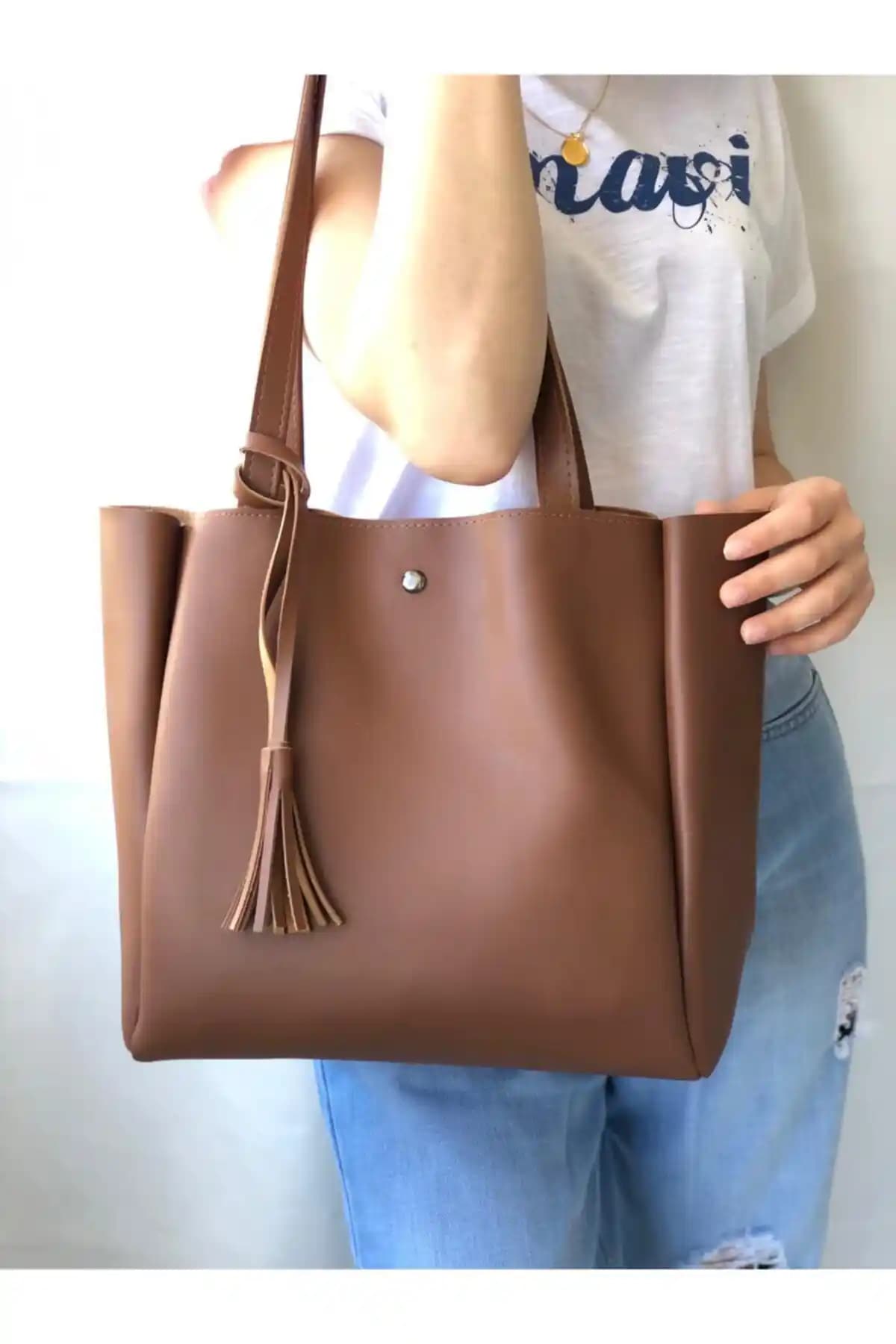 Samilon Kadın Taba Omuz Çantası: Şıklık ve Fonksiyonelliğin Modern Buluşması