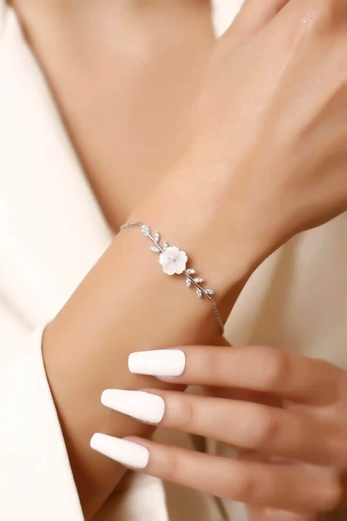 Sarıaslan Manolya Çiçekli Gümüş Bileklik: Zarif ve Anlamlı Takı Seçenekleri