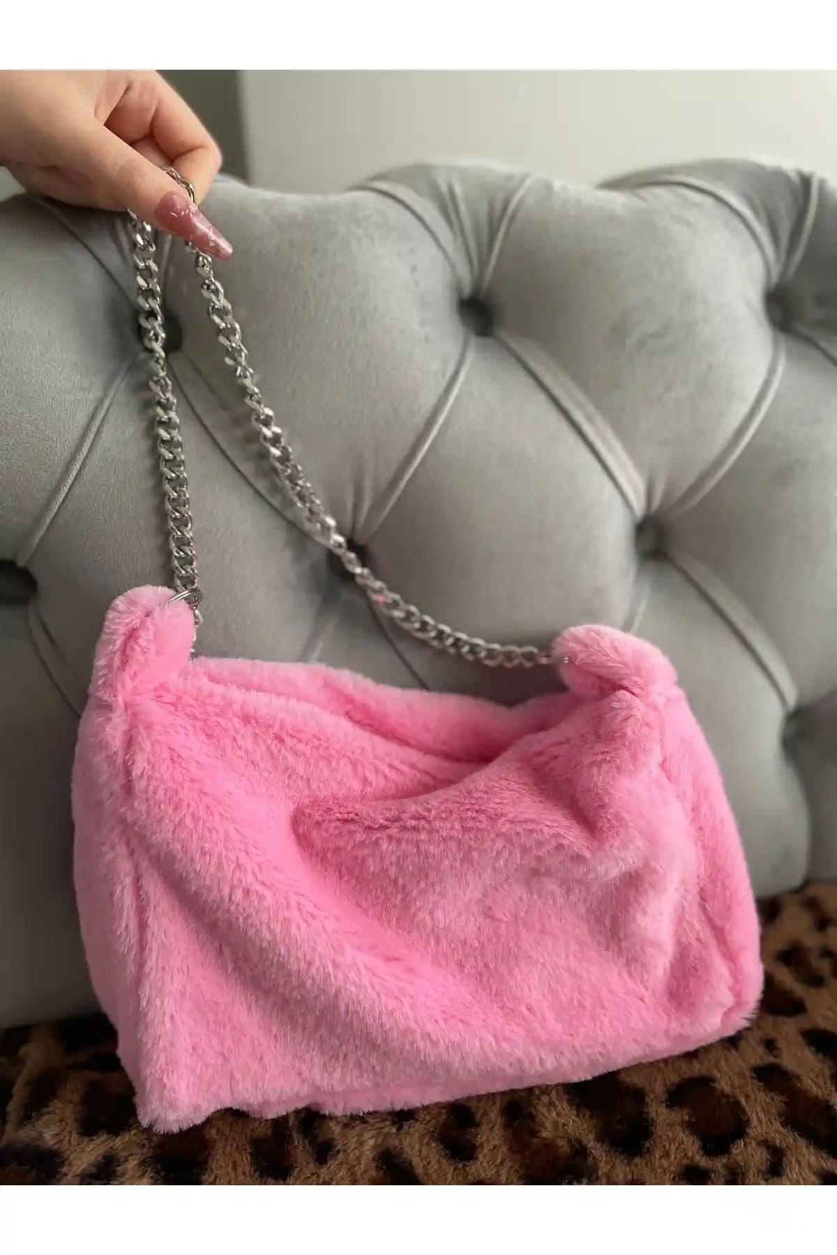 Şeker Pembe Zincirli El ve Omuz Çantası: Şıklık ve Fonksiyonellik Bir Arada