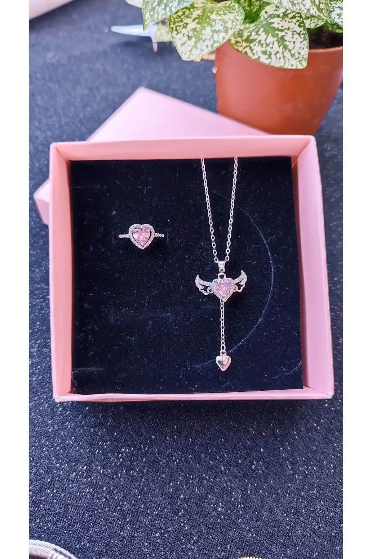 Sevgi ve şıklığı yansıtan pembe altın kaplama romantik takı seti