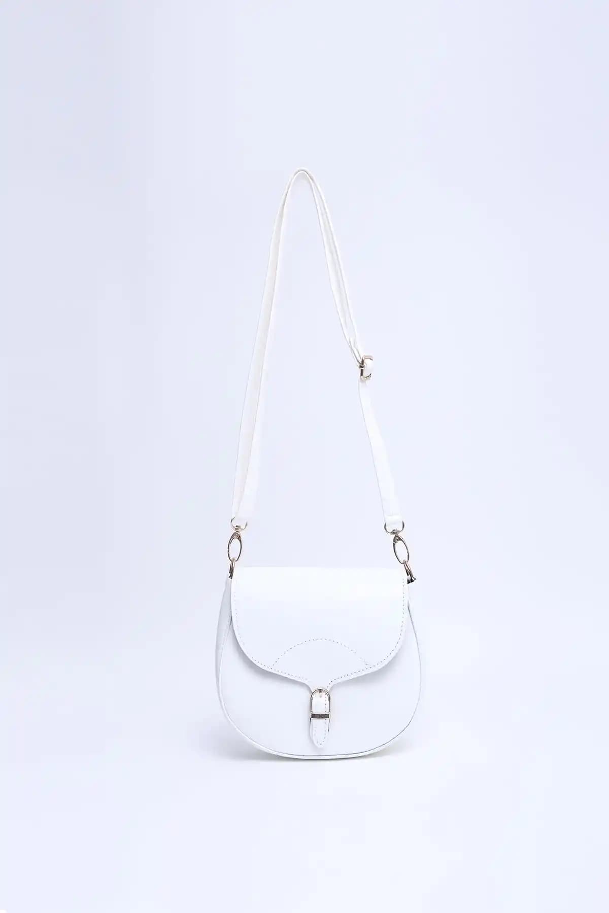 Shaka Omuz Çantaları Karşılaştırması: Beyaz ve Siyah Modellerin Özellikleri ve Kullanım Avantajları