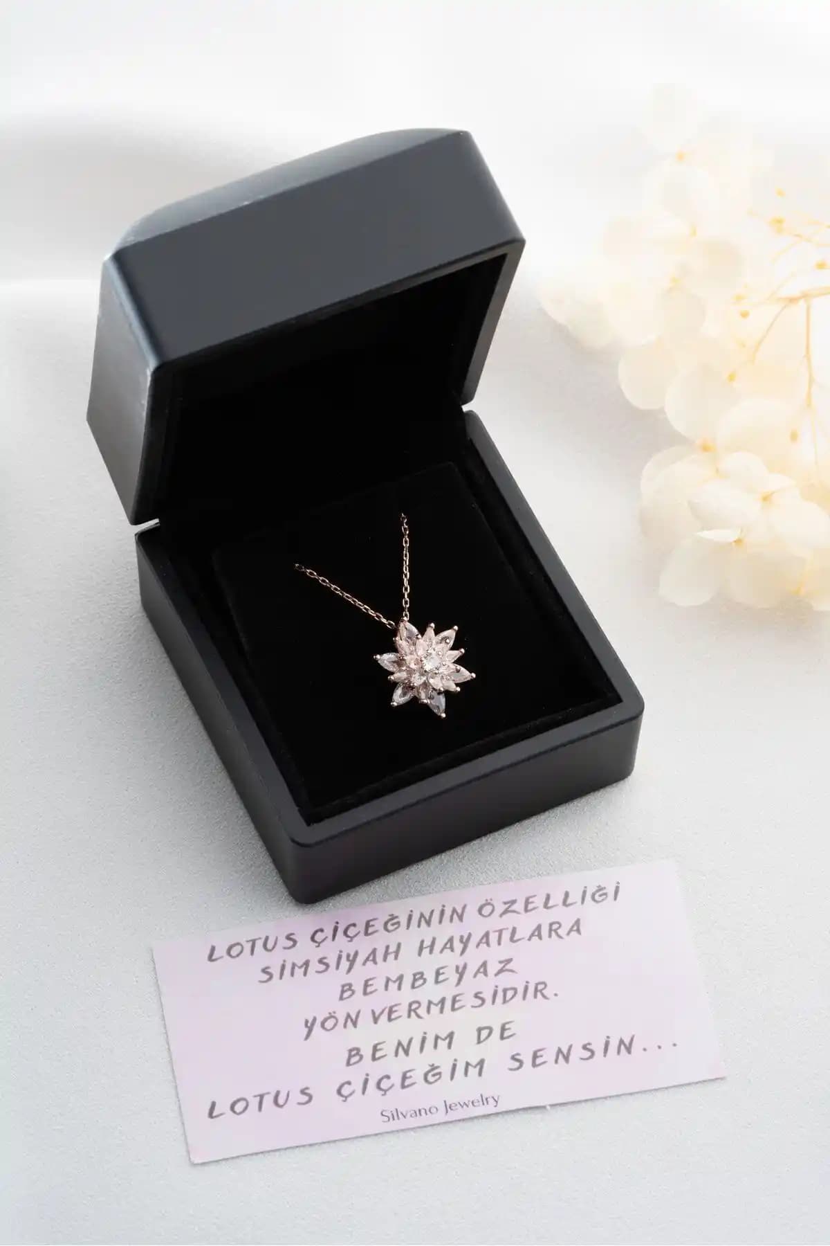 Silvano Jewelry 925 Ayar Gümüş Beyaz Lotus Çiçeği Kolye Zarif ve Parlak Tasarım