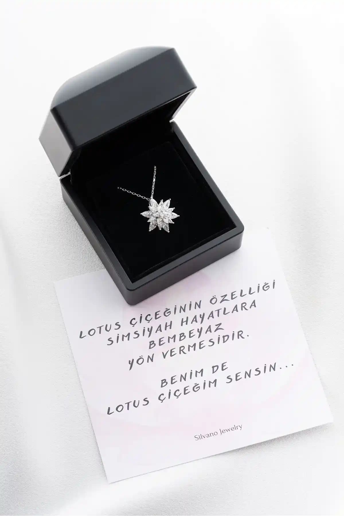 Silvano Jewelry 925 Ayar Gümüş Işıklı Lotus Çiçeği Kolye - Şıklık ve Zarafetin Buluşması