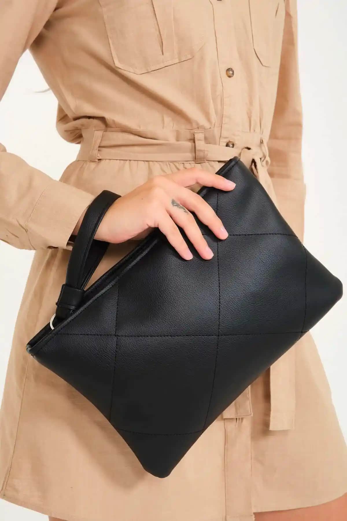 Simfa Siyah Kapitone Deri Clutch: Modern ve Şık Günlük El Çantası