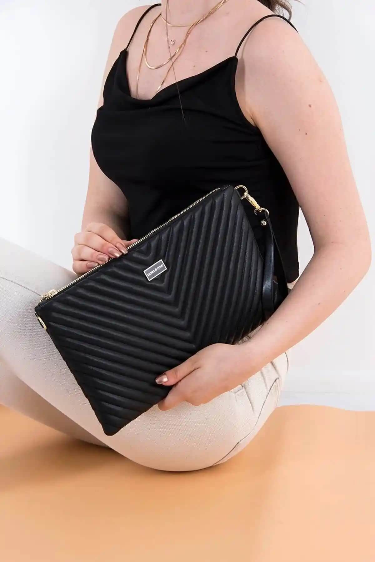 Siyah Silver Polo Kadın Portföy Clutch: Şıklık ve Fonksiyonelliğin Modern Buluşması