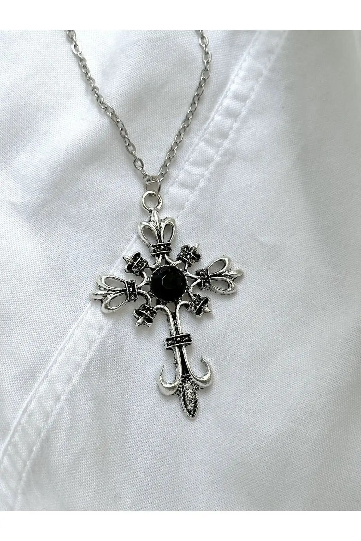 Taşlı Gotik Haç Kolye