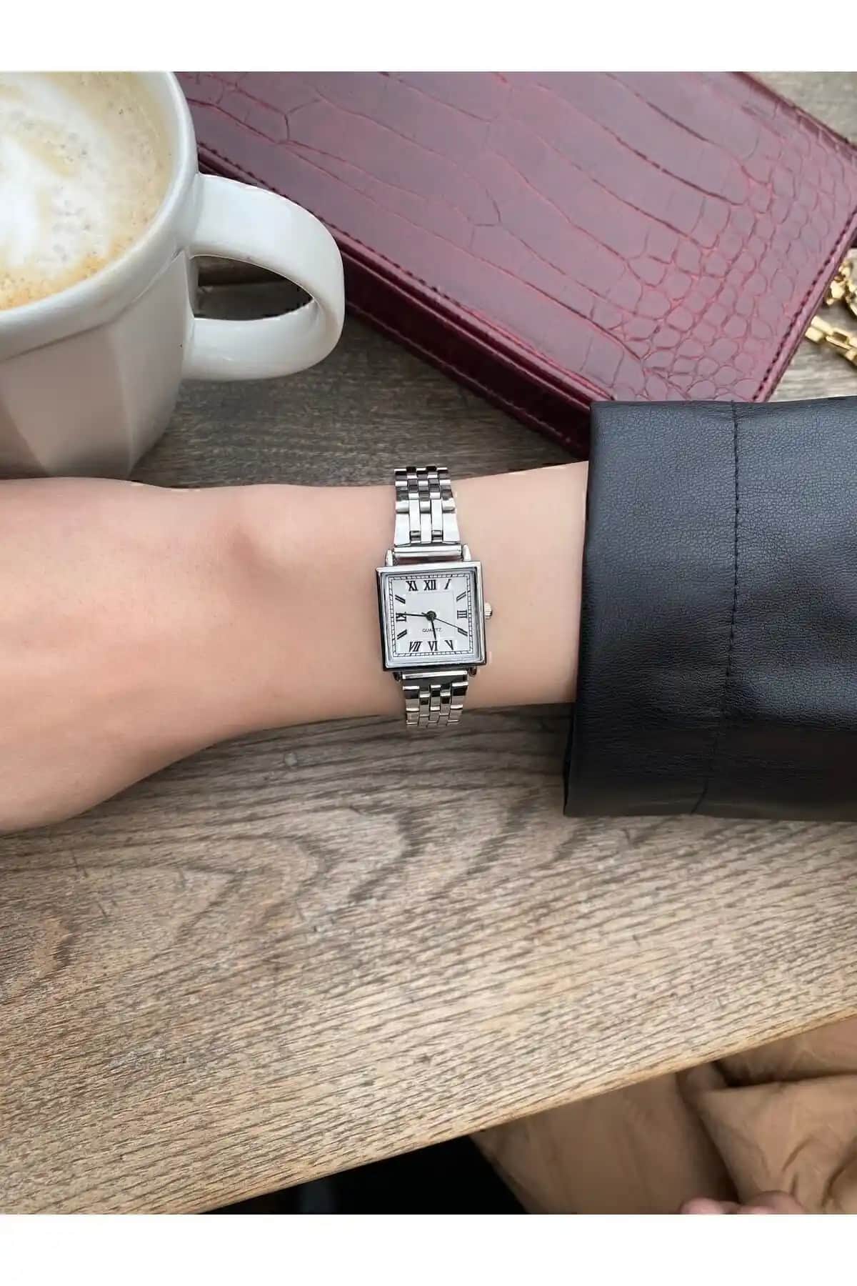 Sobce Retro Minimal Roma Rakamlı Metal Gümüş Kadın Kol Saati Analizi ve Özellikleri