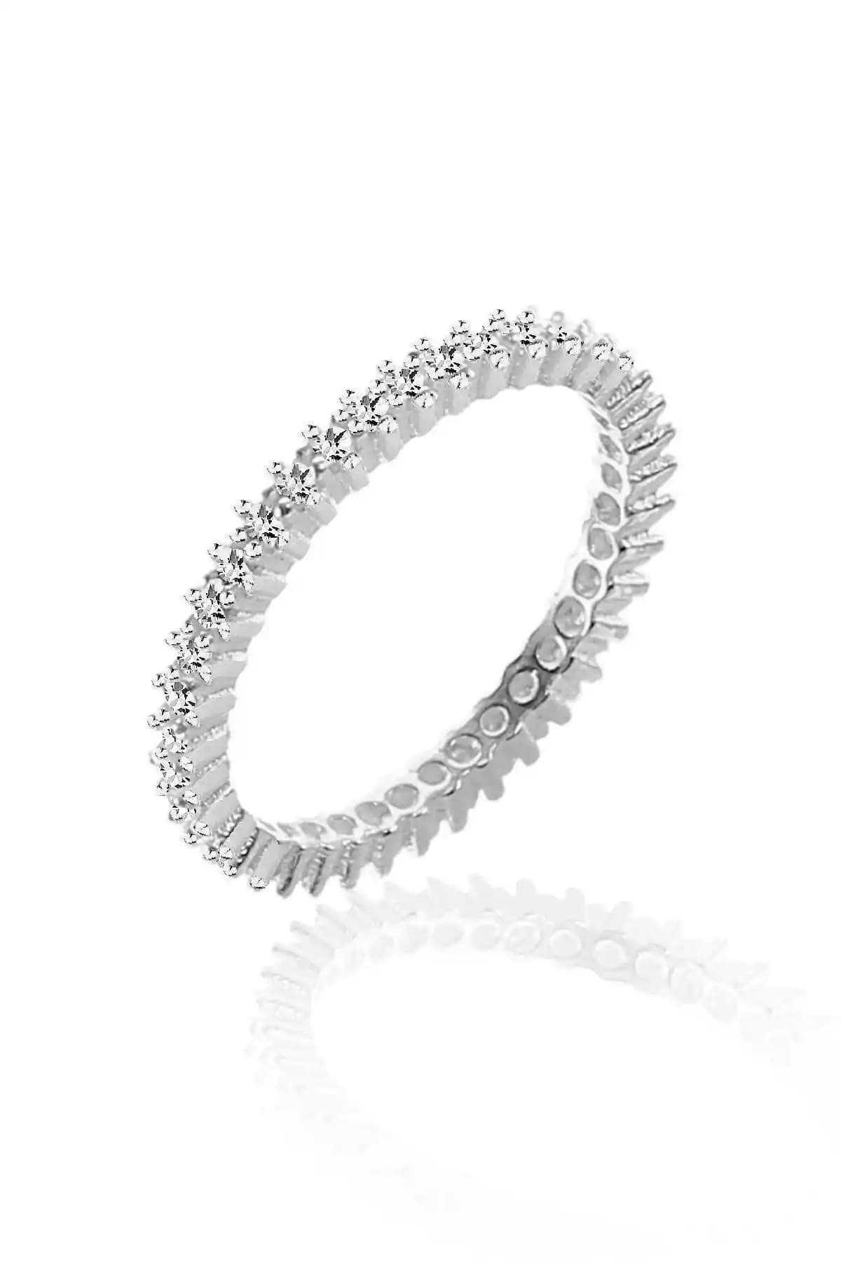 Söğütlü Silver Kadın Güldüş Rengi Tek Sıra Zirkon Taşlı Tamtur Yüzük - Şıklık ve Kalitenin Buluşması