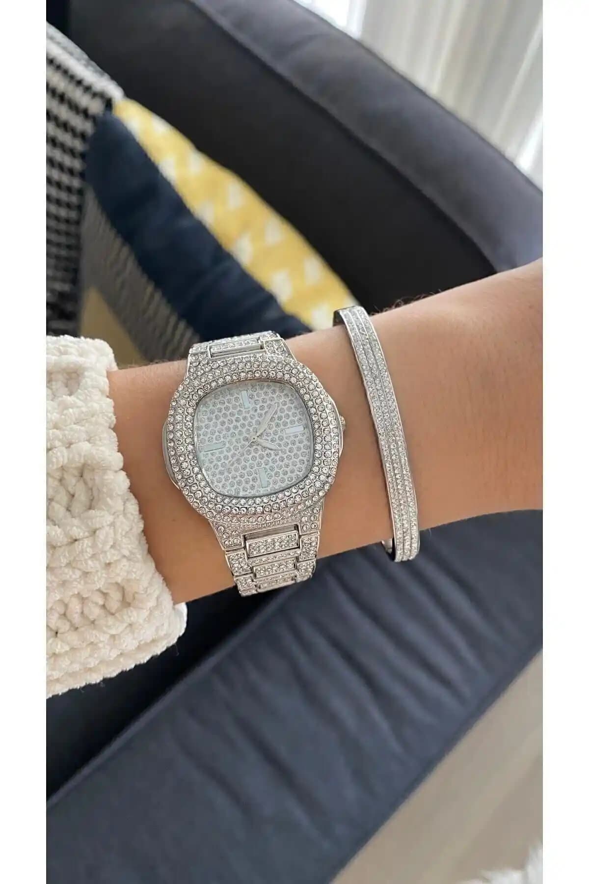 Spectrum Metal Kordonlu Taşlı Gümüş Renk Kadın Saatleri Modern ve Zarif Tasarım