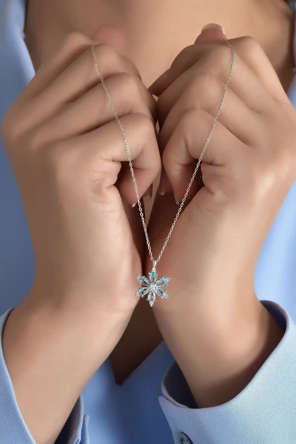 Starlight Diamond Kamelya Çiçeği Kolye: Zarif ve Kaliteli Tasarım ile Şıklığa Katkı